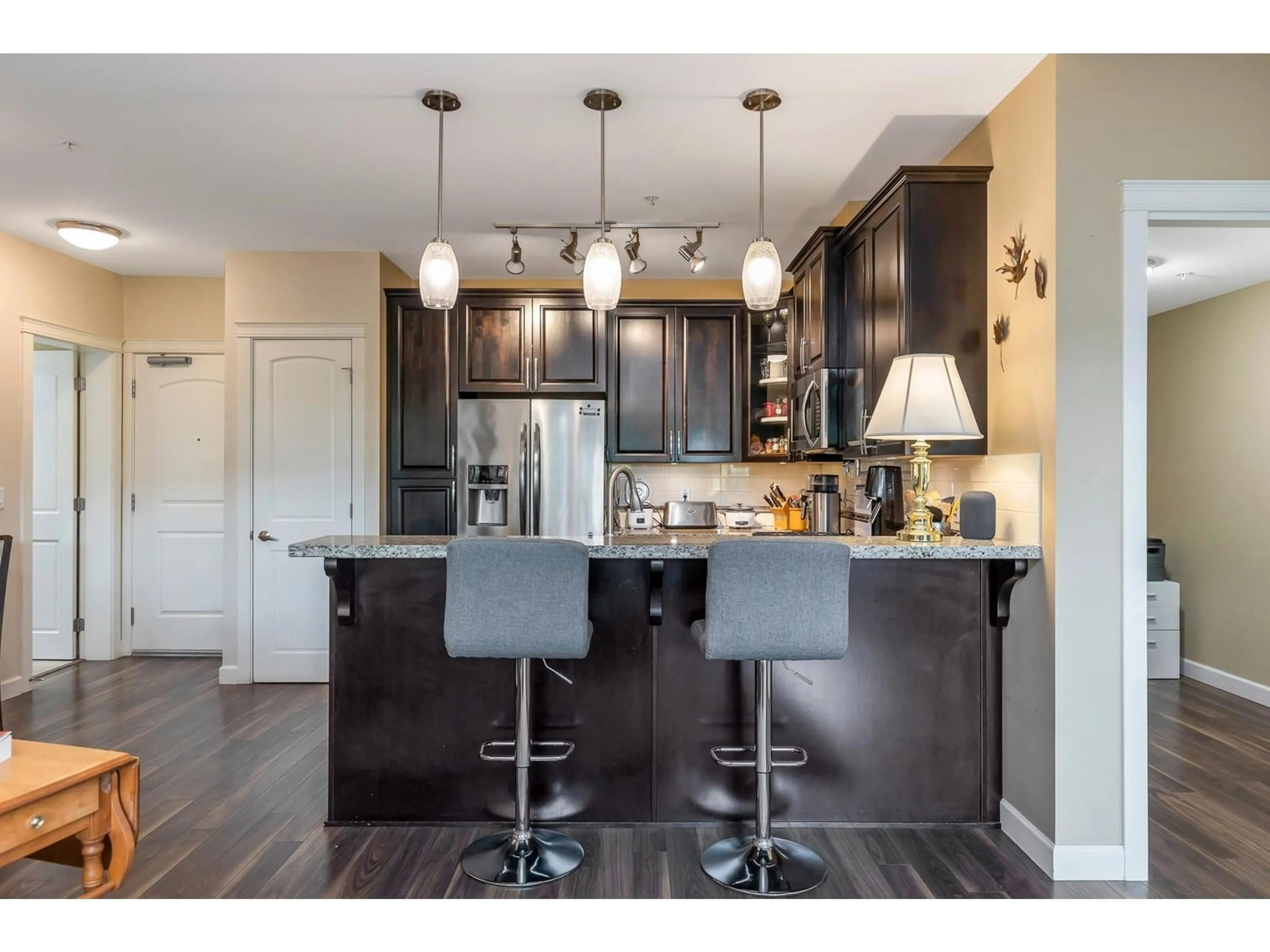 Open concept kitchen, wood/laminate floor for 122 - 2860 TRETHEWEY, Abbotsford British Columbia V2T0G5