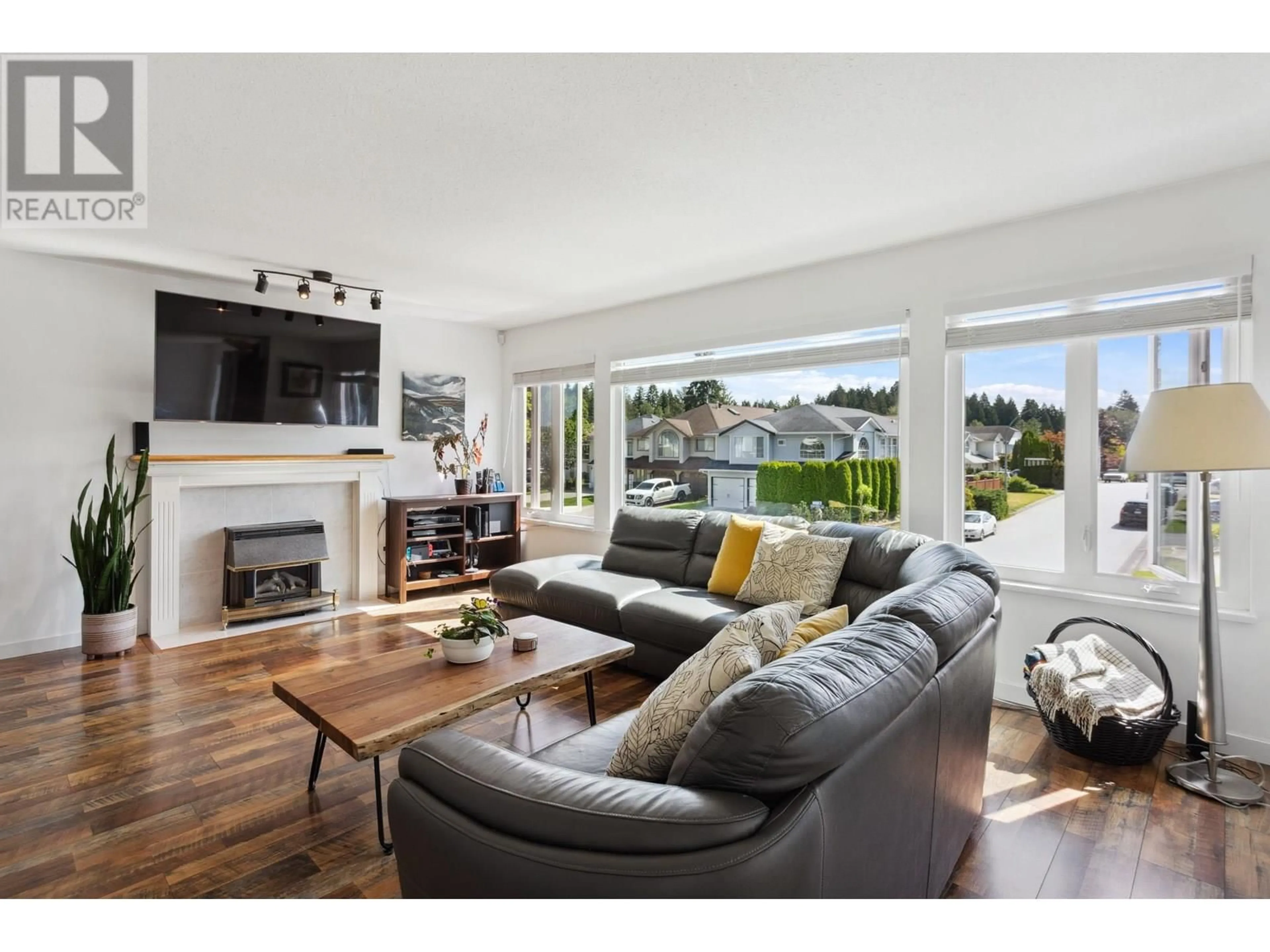 Living room with furniture, wood/laminate floor for 3843 TORONTO STREET, Port Coquitlam British Columbia V3B7J6
