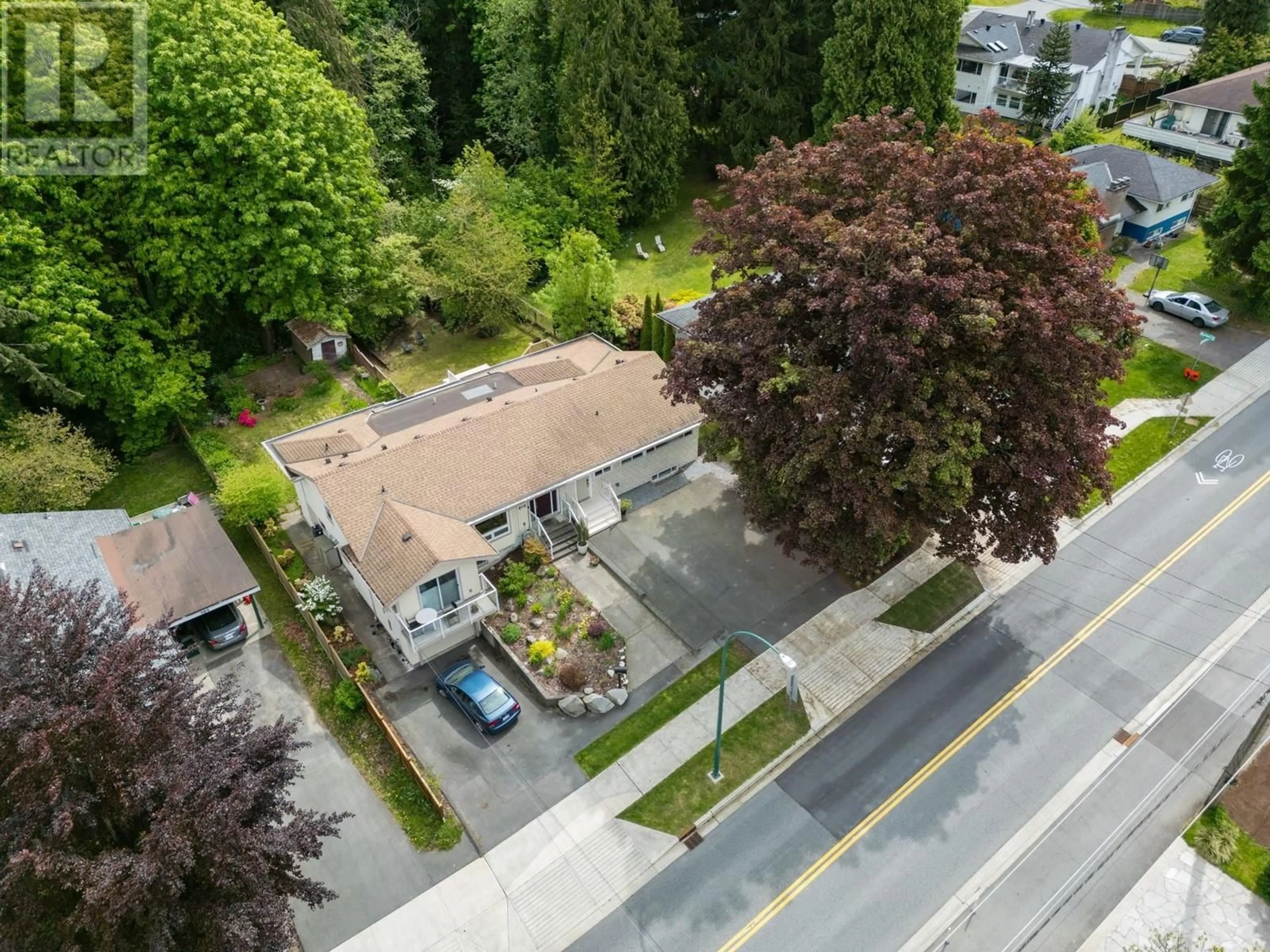 A pic from outside/outdoor area/front of a property/back of a property/a pic from drone, street for 985 GATENSBURY STREET, Coquitlam British Columbia V3J5J6
