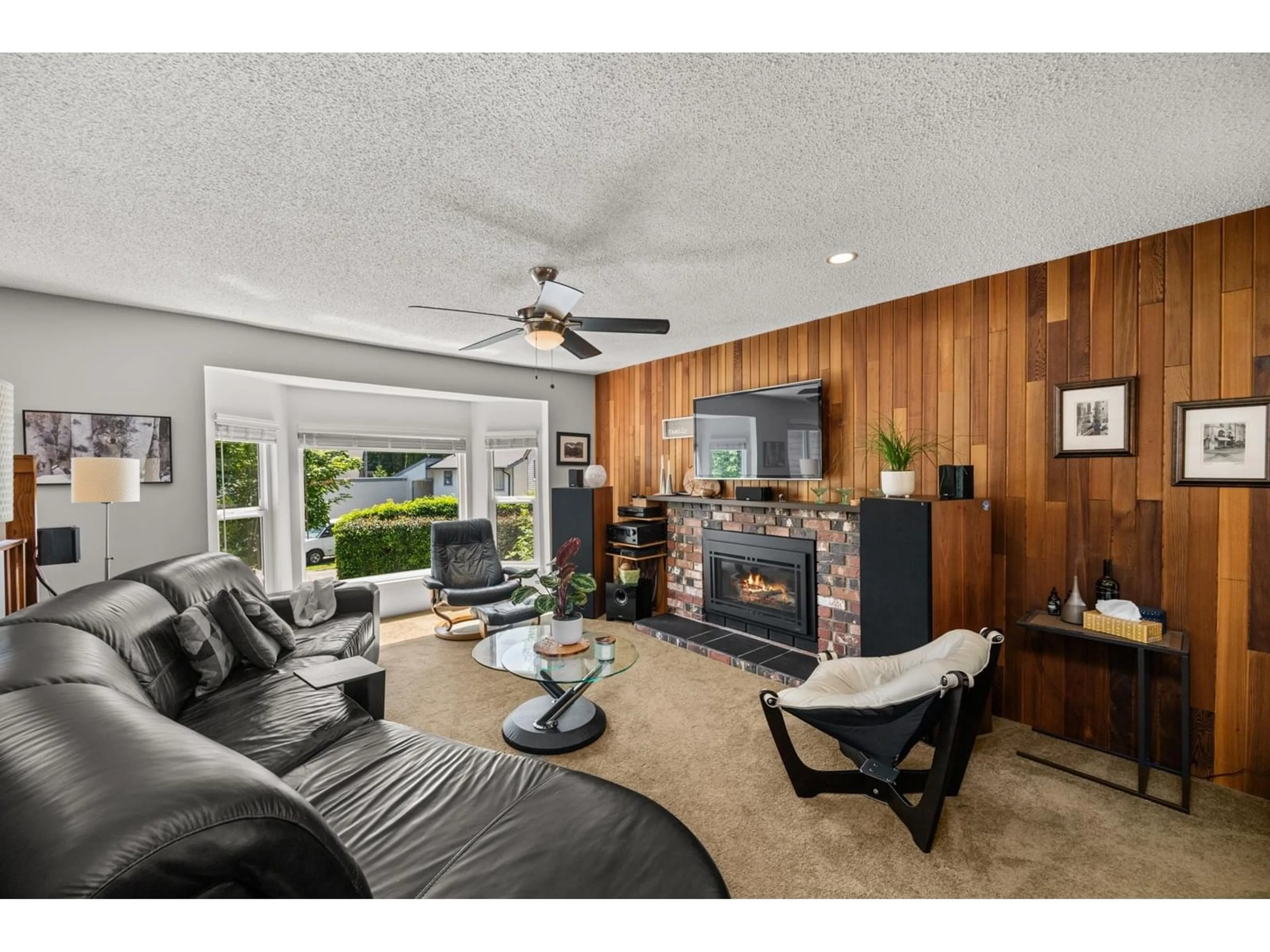 Living room with furniture, wood/laminate floor for 12241 80A, Surrey British Columbia V3W7R8