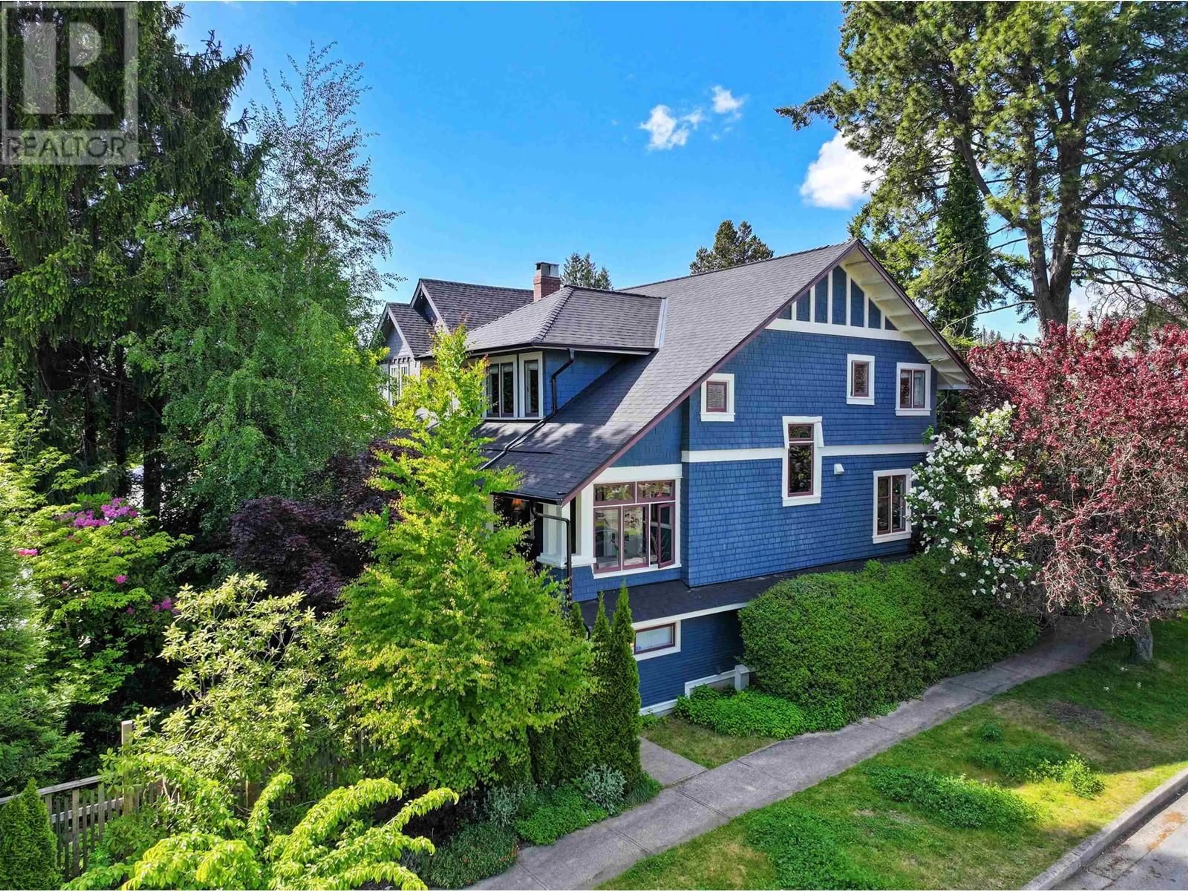 A pic from outside/outdoor area/front of a property/back of a property/a pic from drone, street for 1105 PARK DRIVE, Vancouver British Columbia V6P2J7