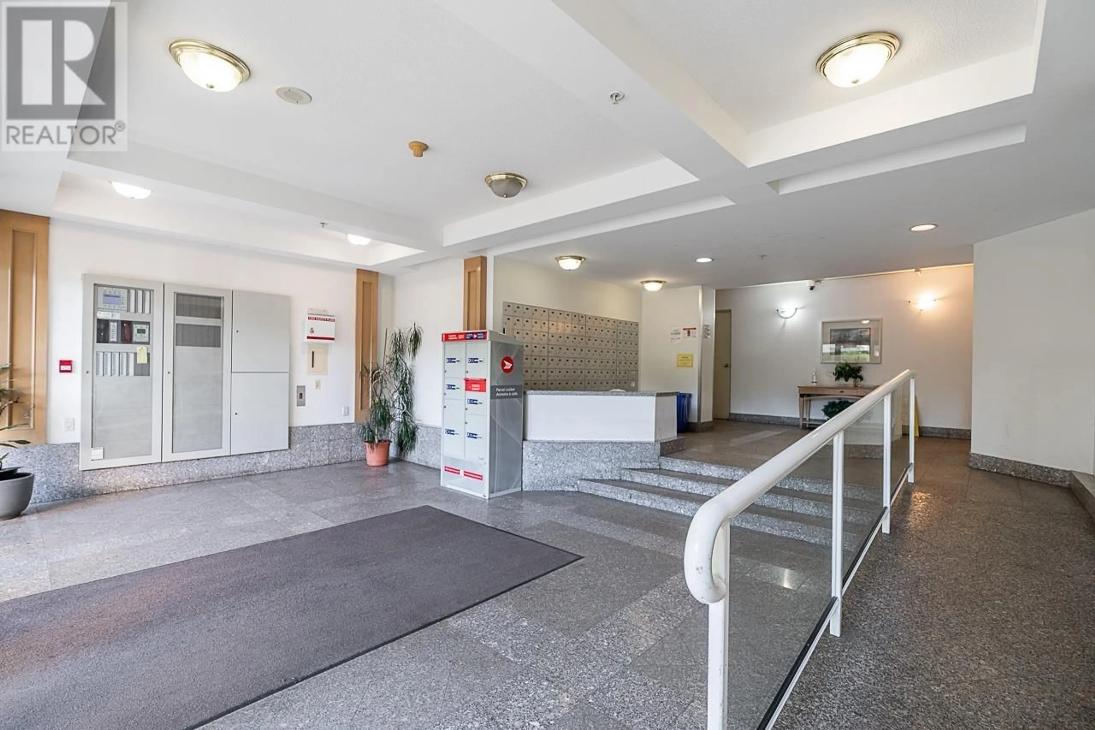 Indoor foyer for 910 - 3489 ASCOT PLACE, Vancouver British Columbia V5R6B6