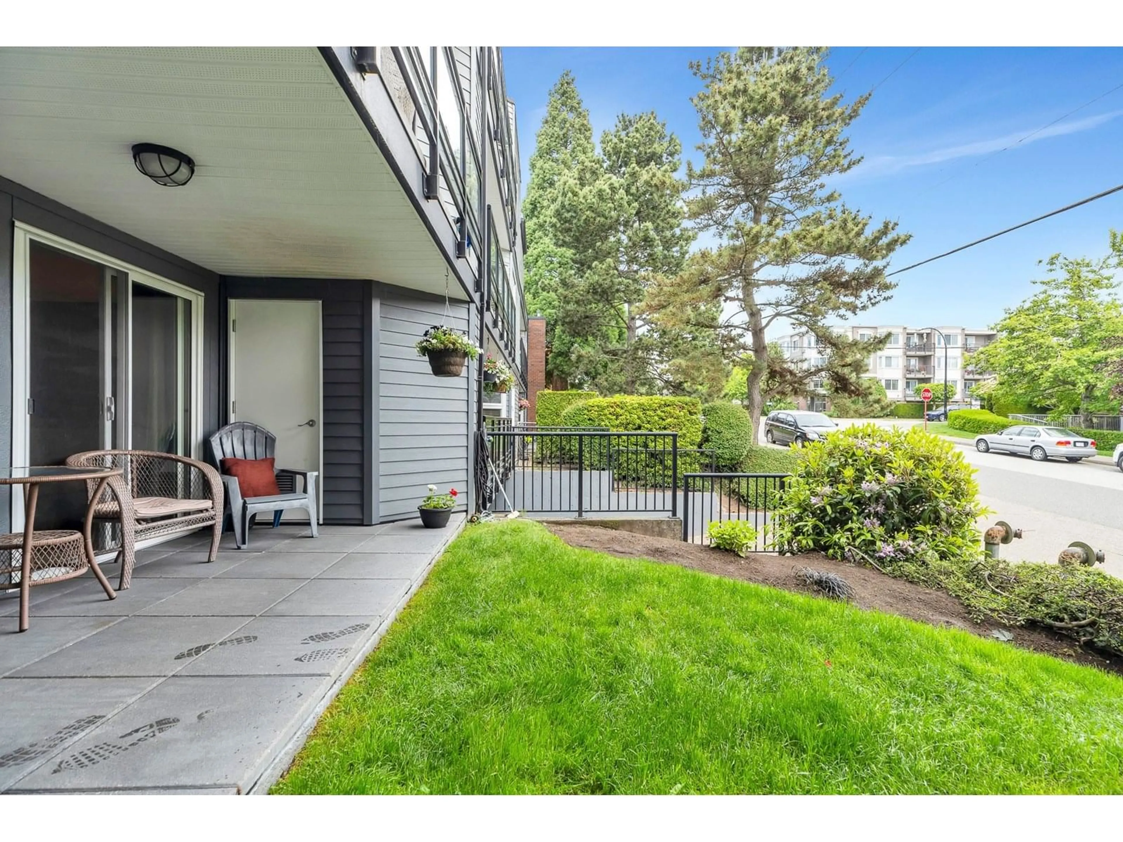 Patio, street for 209 - 1273 MERKLIN, White Rock British Columbia V4B4B8