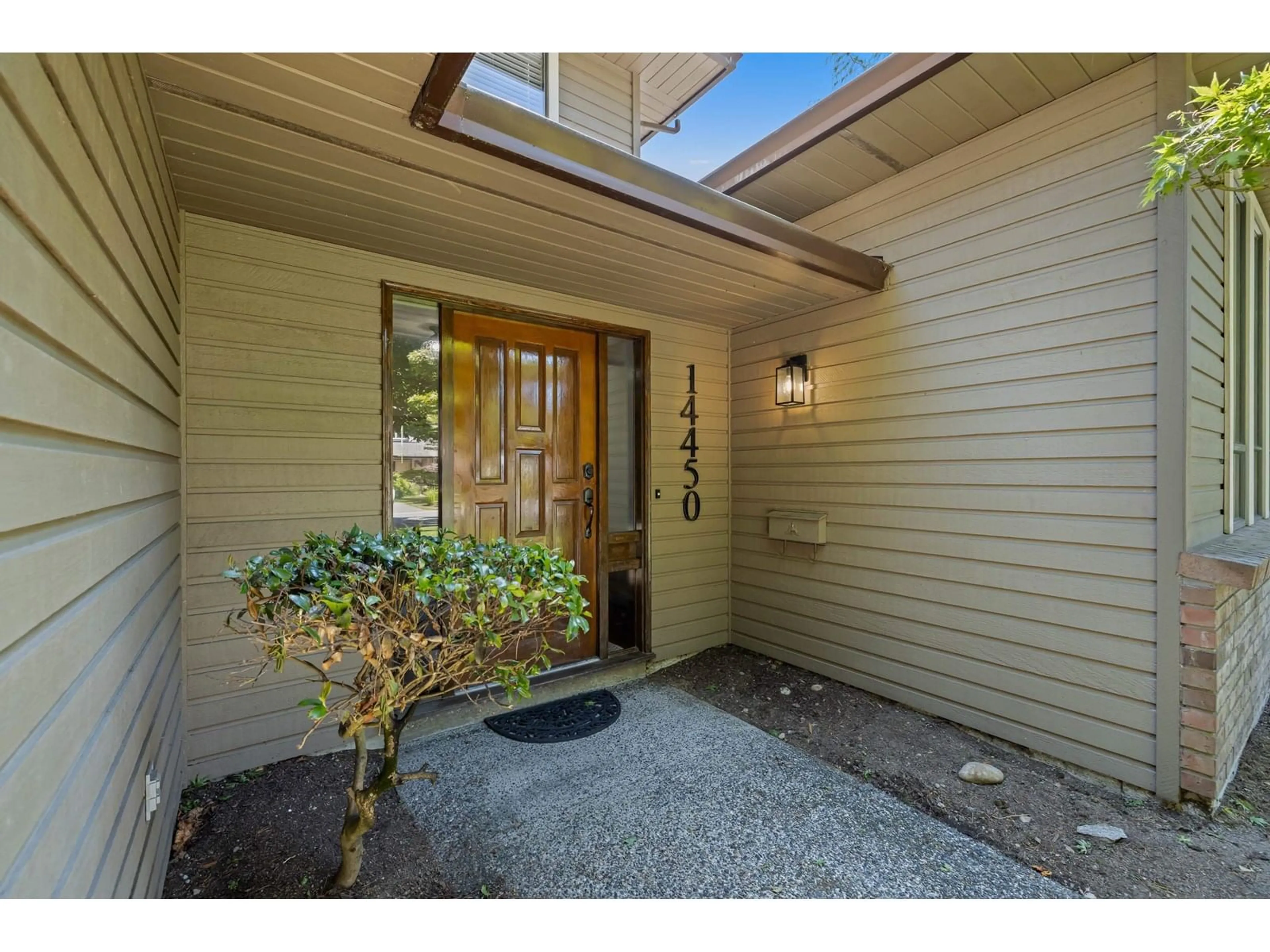 Indoor entryway for 14450 19, Surrey British Columbia V4A6X2