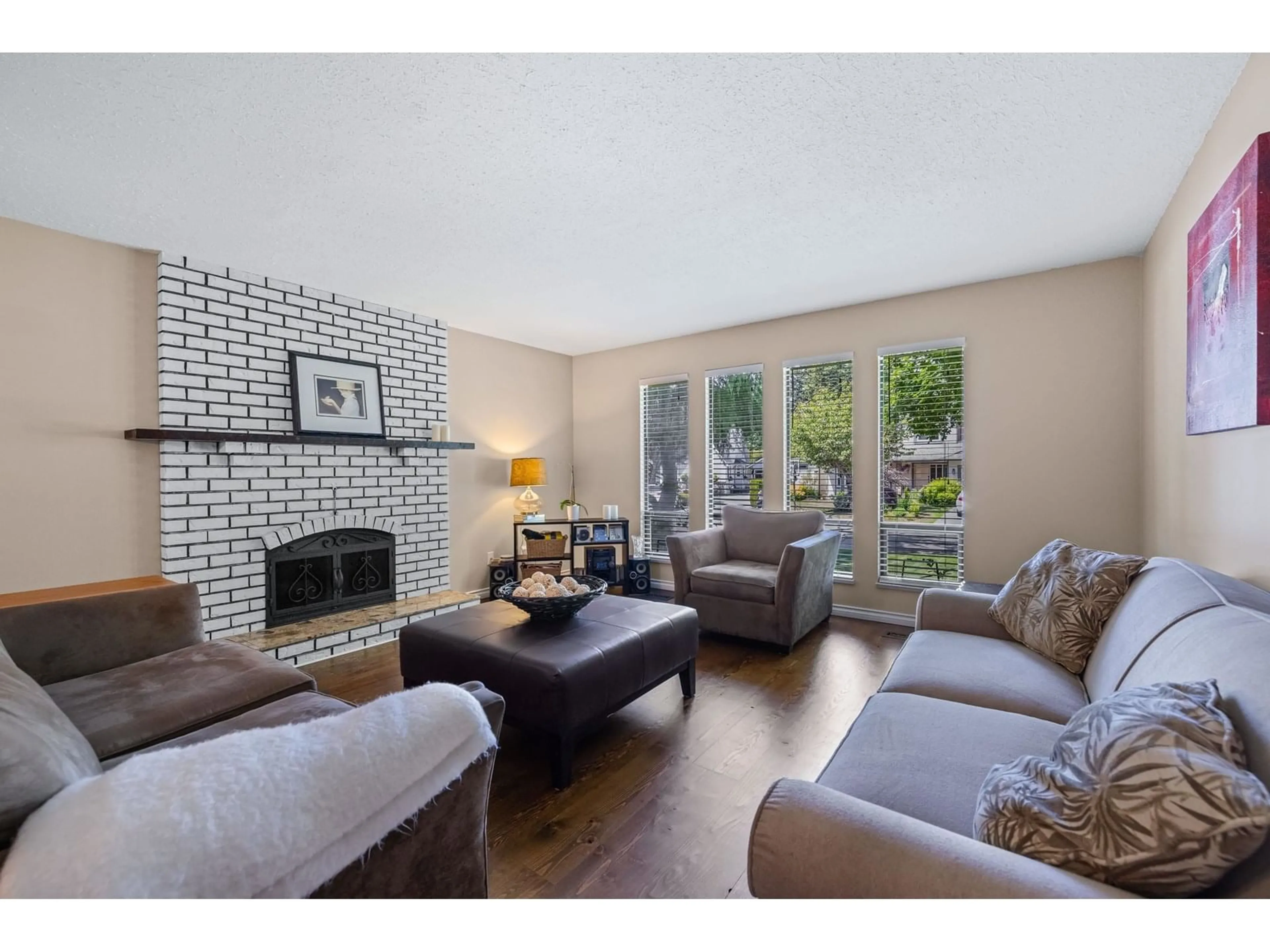 Living room with furniture, unknown for 14450 19, Surrey British Columbia V4A6X2