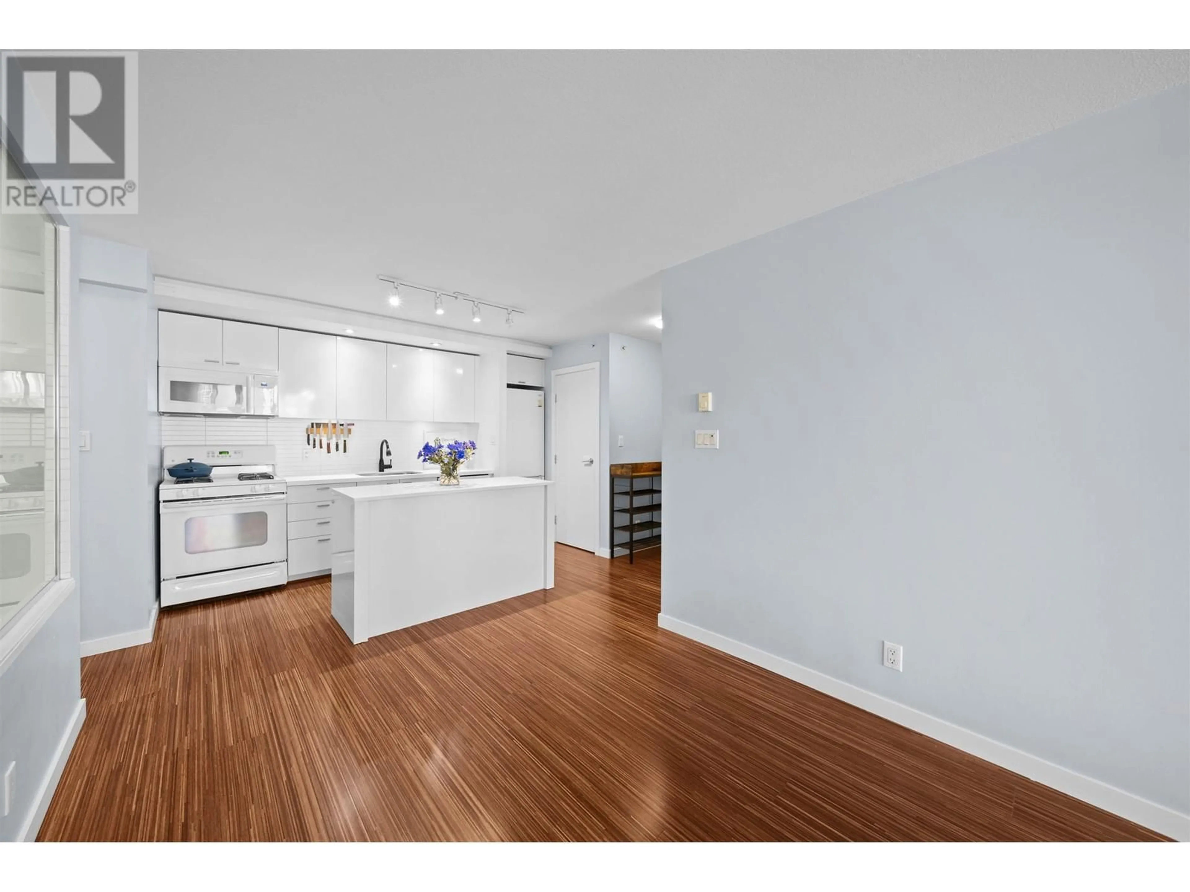 Open concept kitchen, wood/laminate floor for 511 - 328 11TH AVENUE, Vancouver British Columbia V5T4W1
