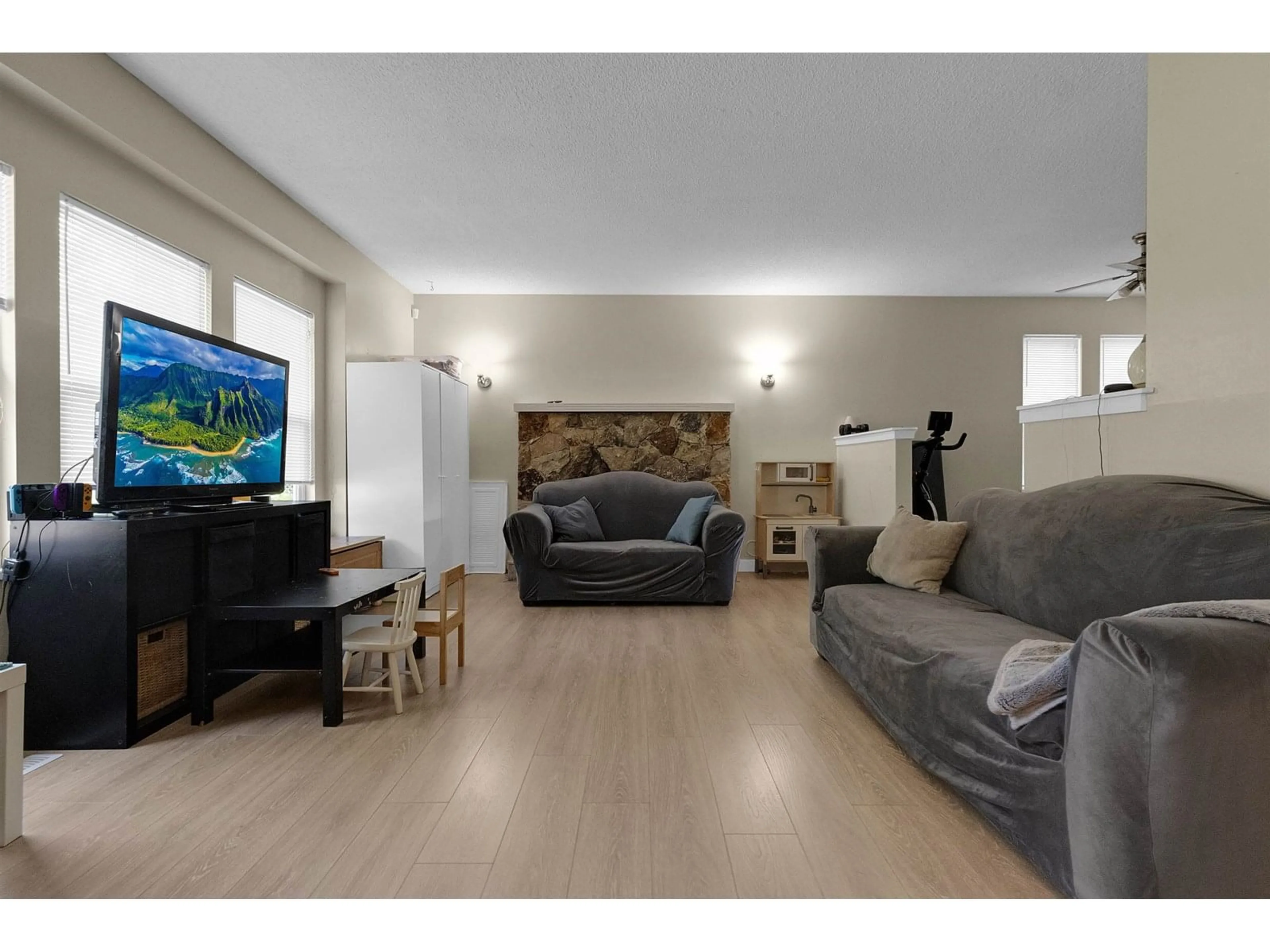 Living room with furniture, wood/laminate floor for 15040 SPENSER, Surrey British Columbia V3S5Z7