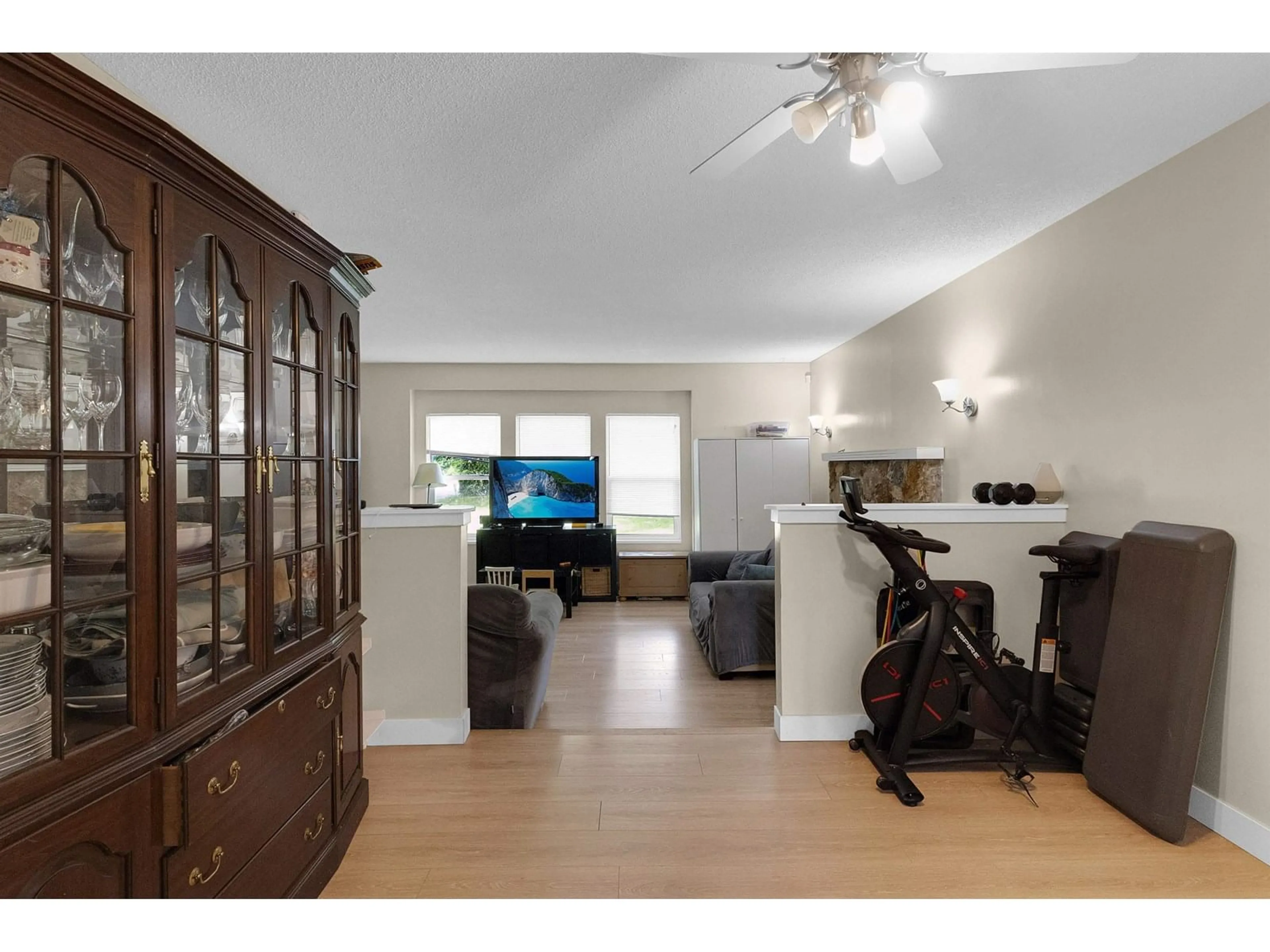 Living room with furniture, wood/laminate floor for 15040 SPENSER, Surrey British Columbia V3S5Z7