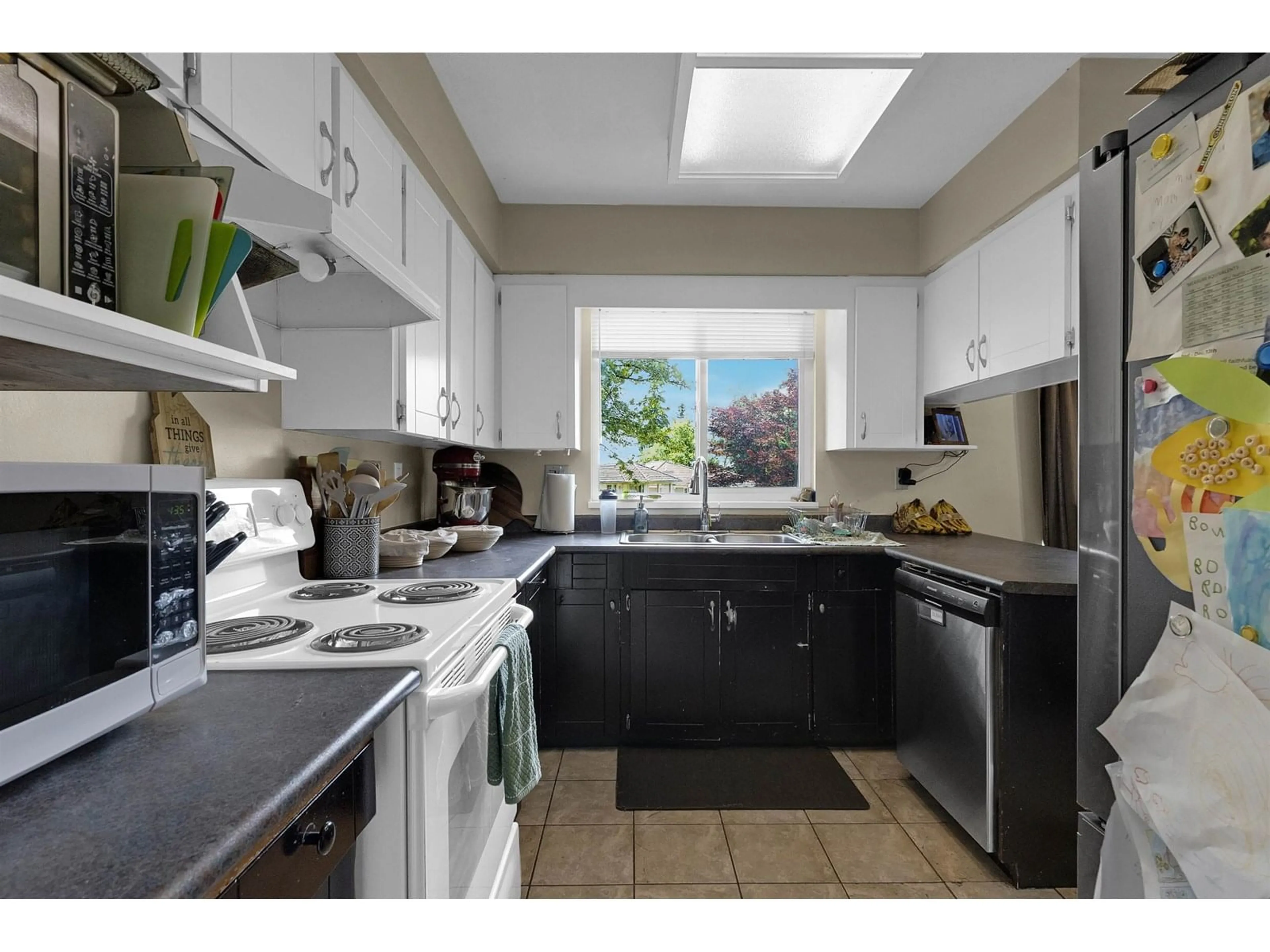 Standard kitchen, ceramic/tile floor for 15040 SPENSER, Surrey British Columbia V3S5Z7