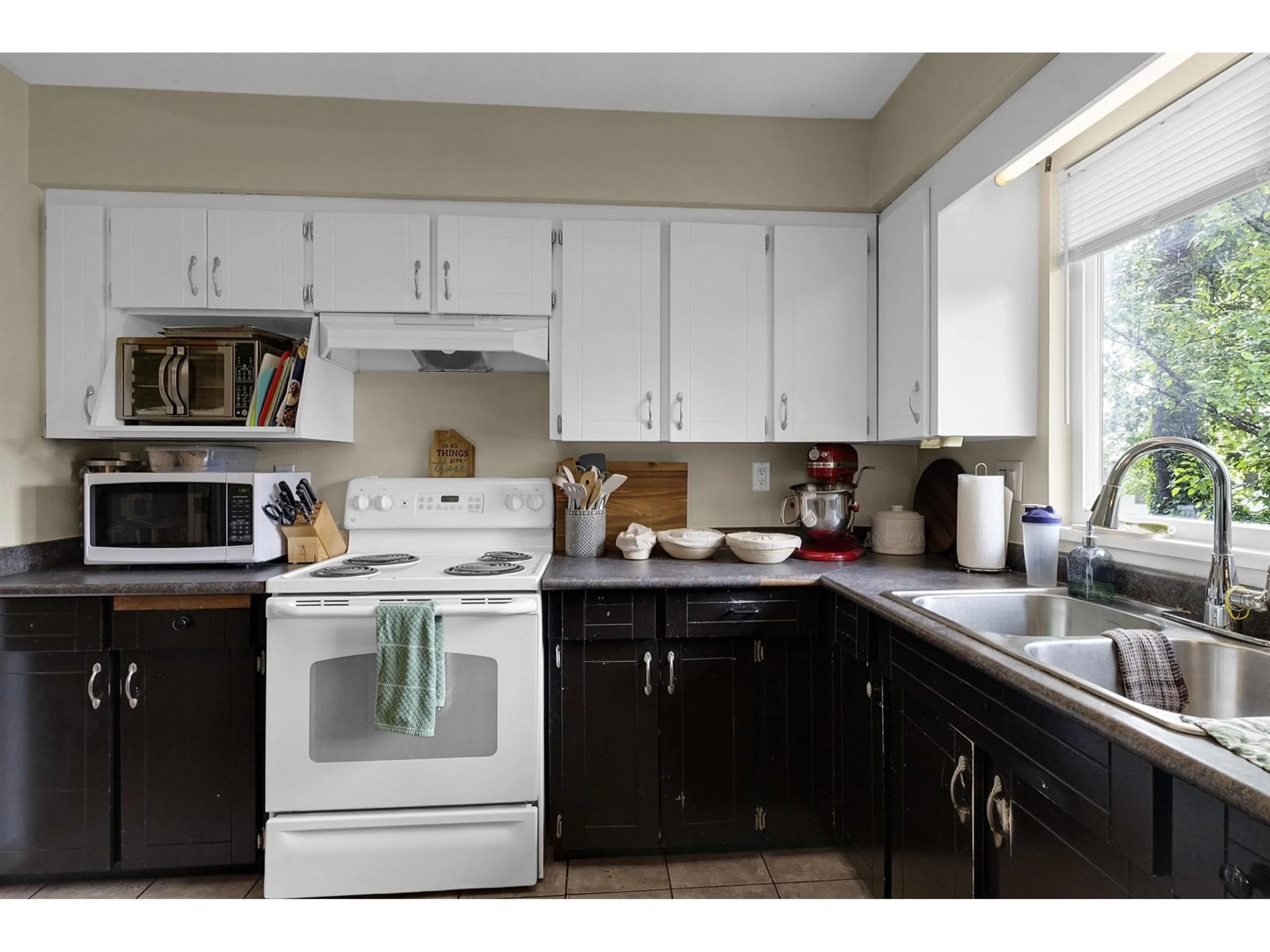 Standard kitchen, unknown for 15040 SPENSER, Surrey British Columbia V3S5Z7