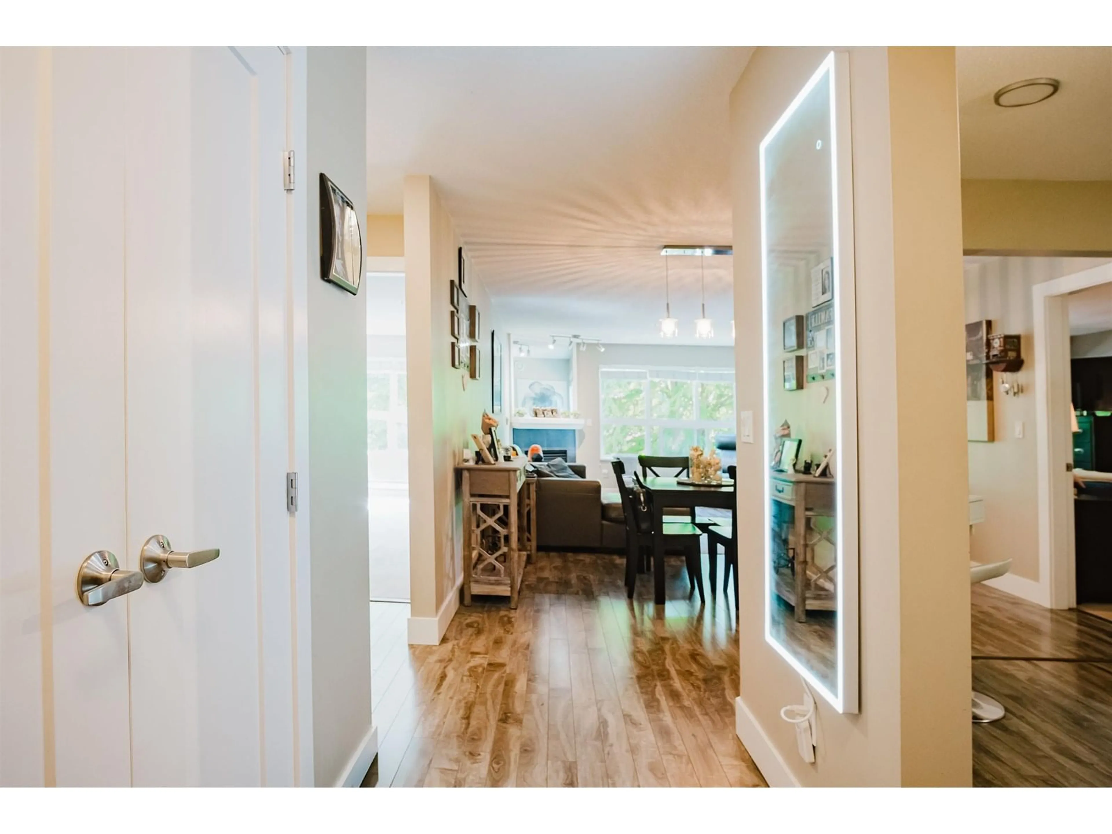 Indoor entryway for 215 - 8068 120A, Surrey British Columbia V3W3P3