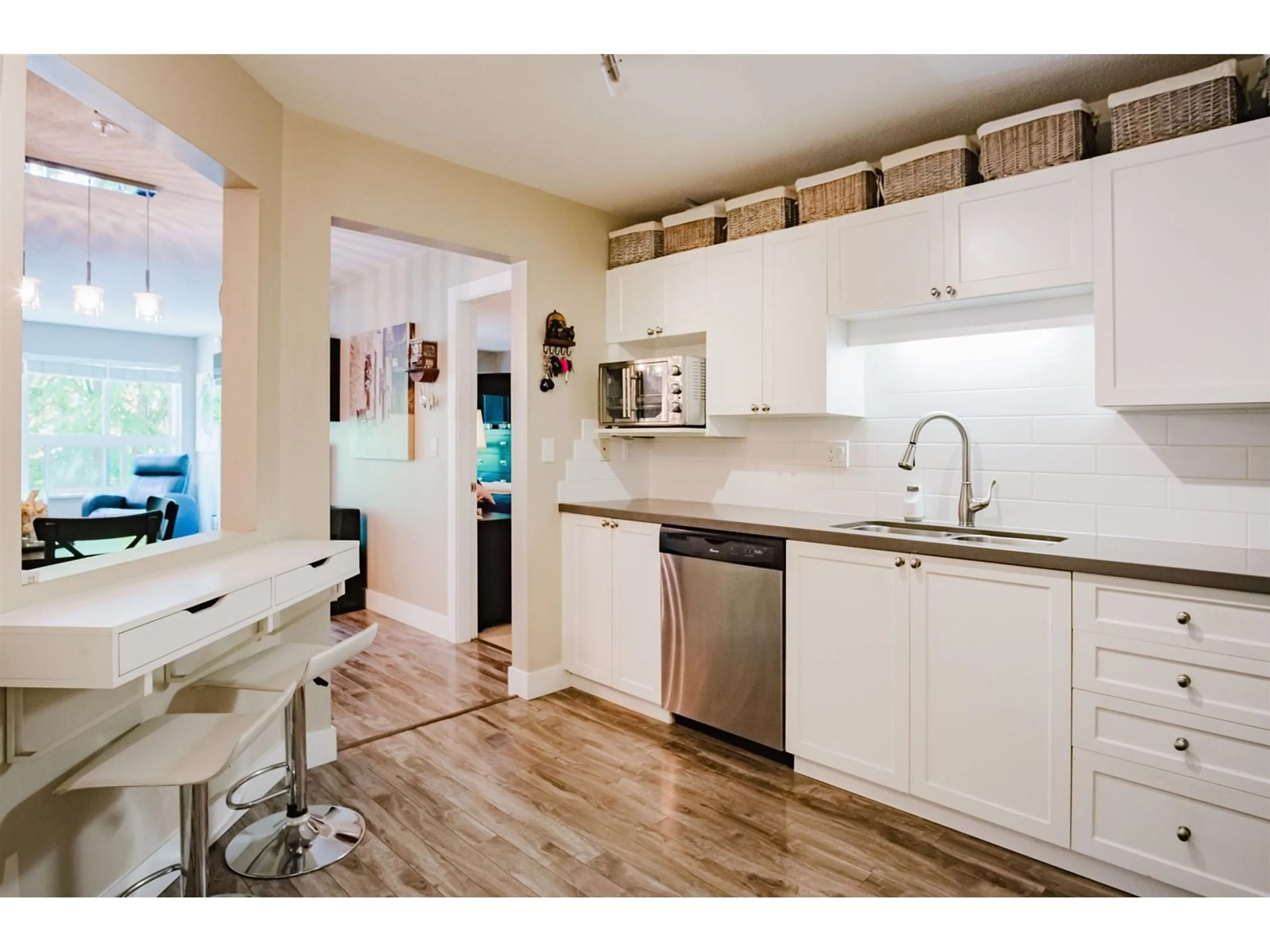 Open concept kitchen, wood/laminate floor for 215 - 8068 120A, Surrey British Columbia V3W3P3
