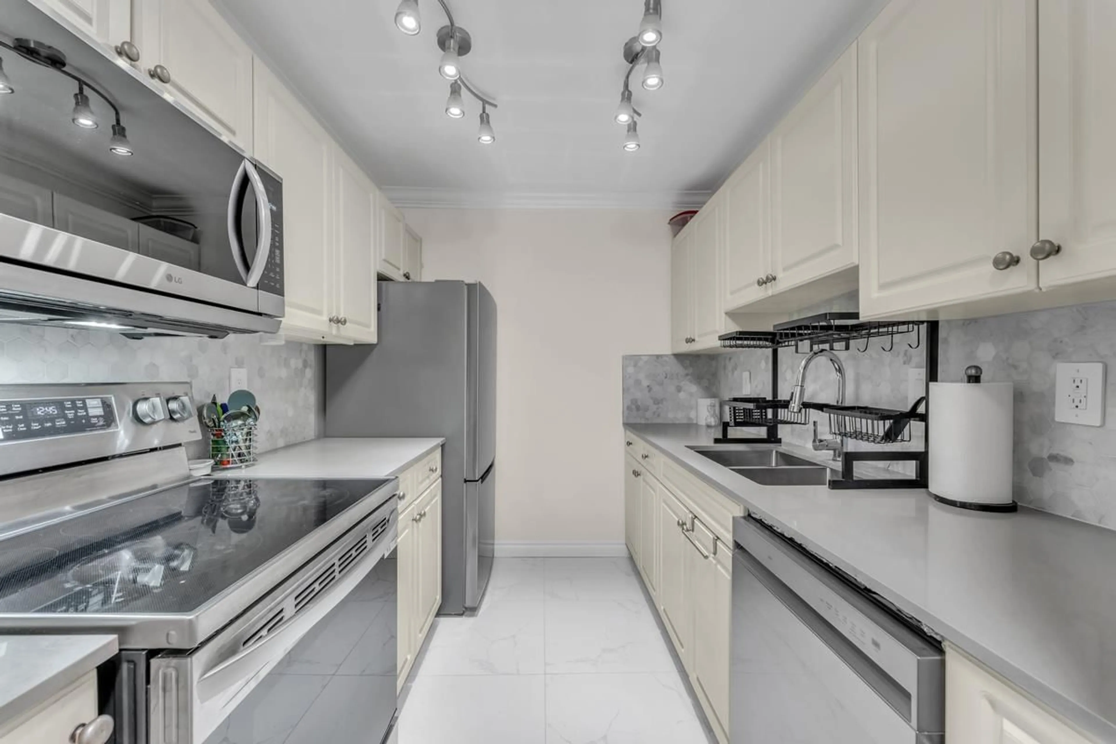 Standard kitchen, unknown for 102 - 9682 134, Surrey British Columbia V3T5L6