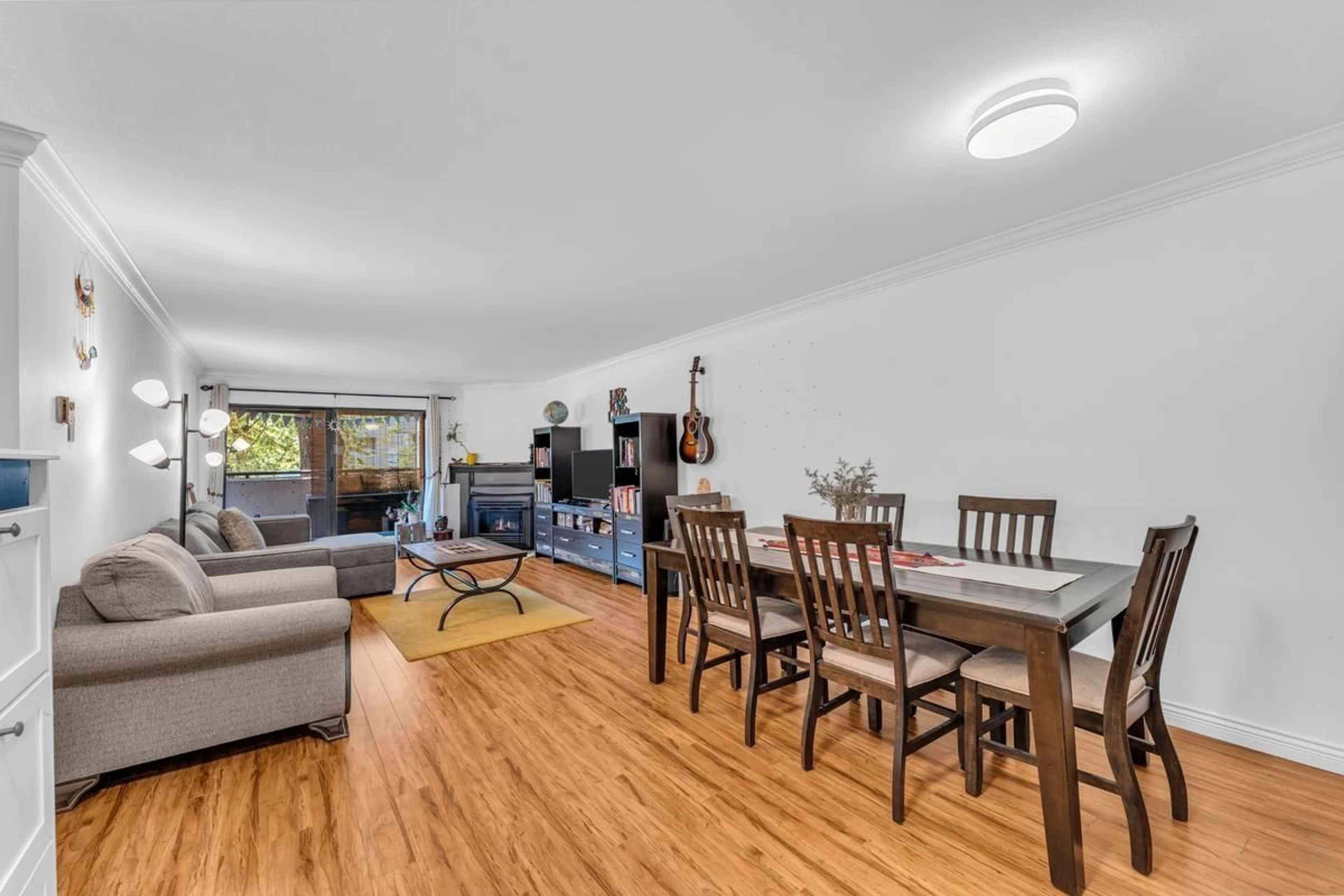 Living room with furniture, wood/laminate floor for 102 - 9682 134, Surrey British Columbia V3T5L6