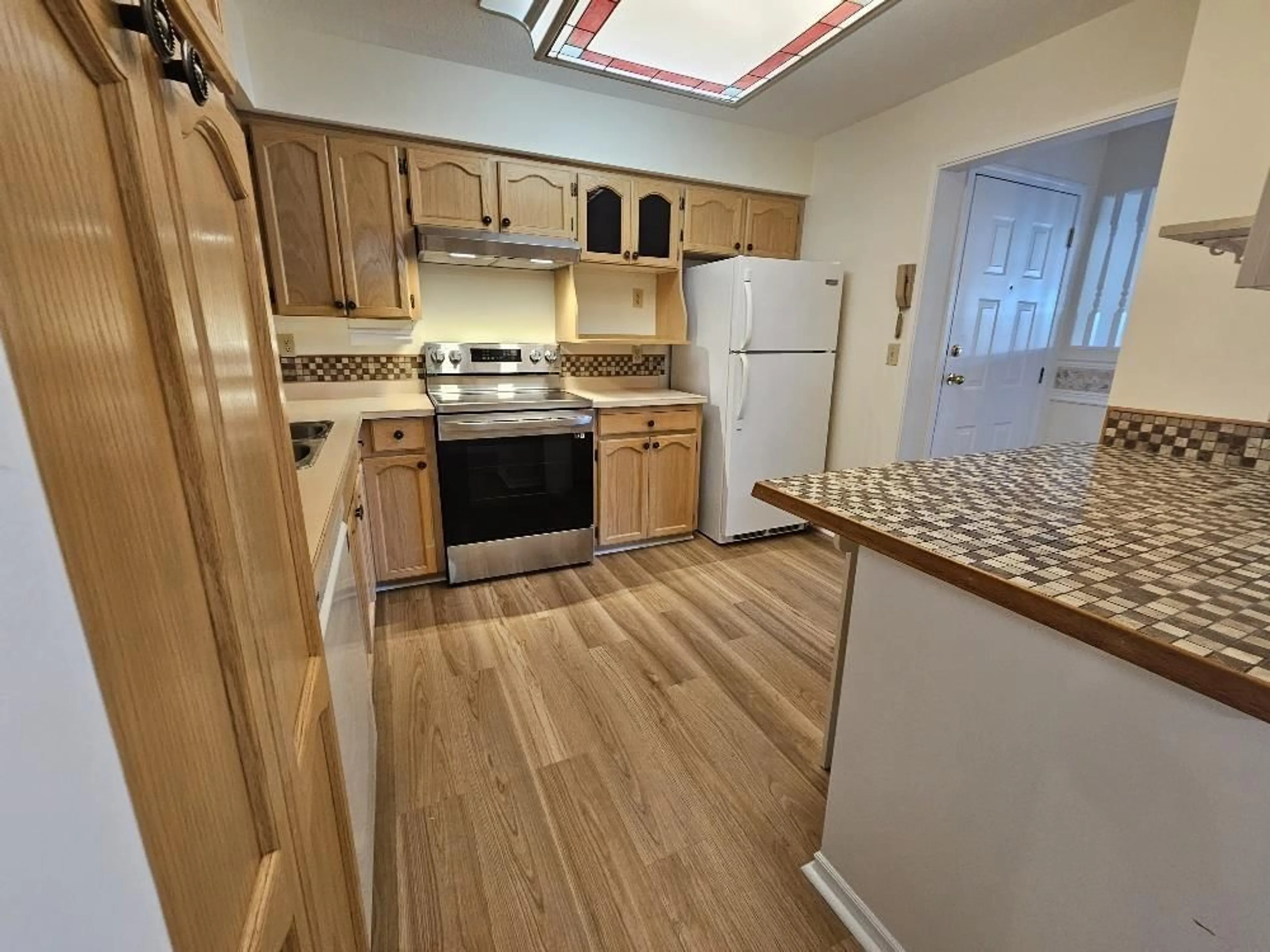 Standard kitchen, unknown for 41 - 33123 GEORGE FERGUSON, Abbotsford British Columbia V2S2L6