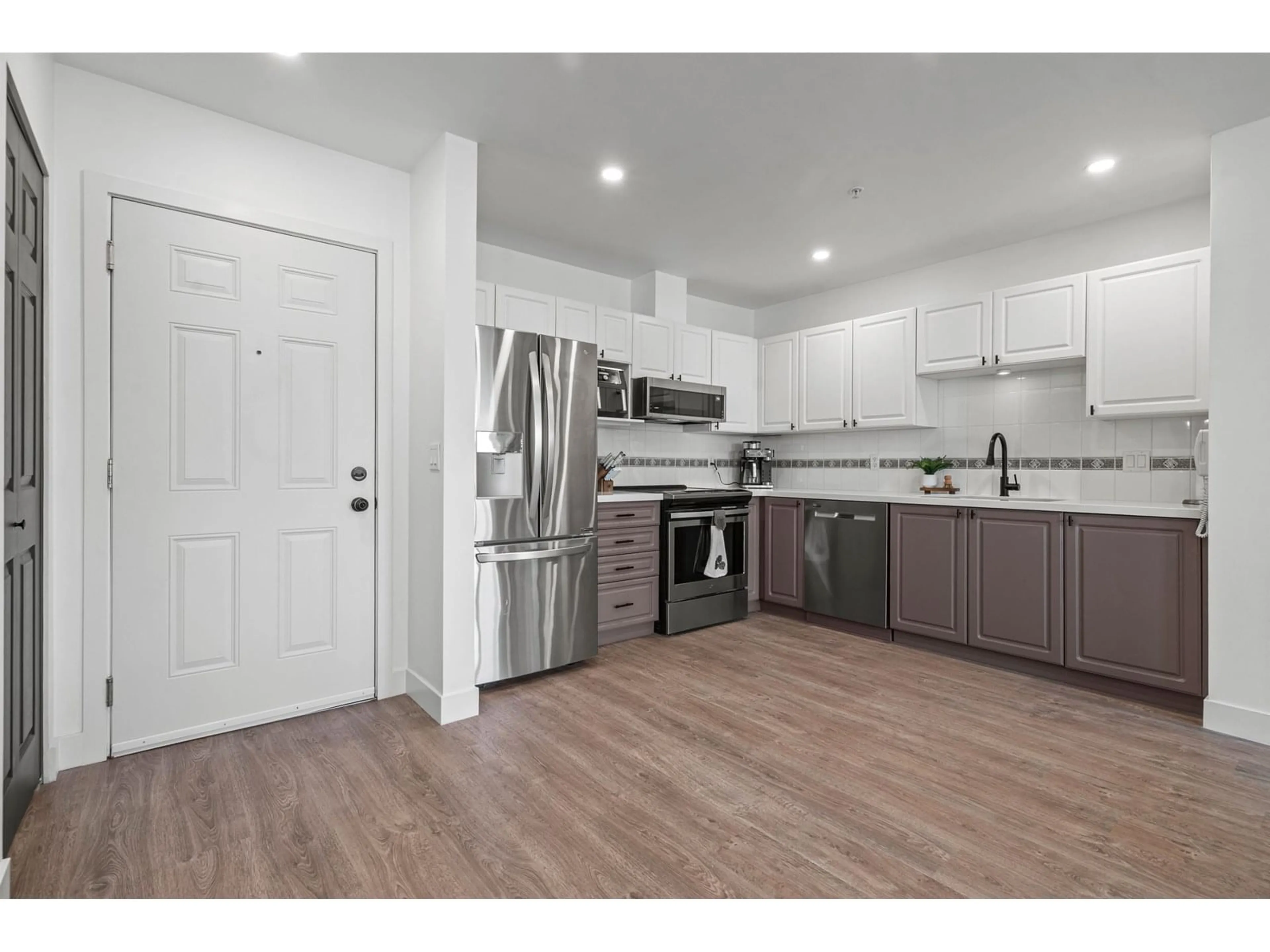 Open concept kitchen, wood/laminate floor for 503 - 45745 PRINCESS AVENUE, Chilliwack British Columbia V2P2B5