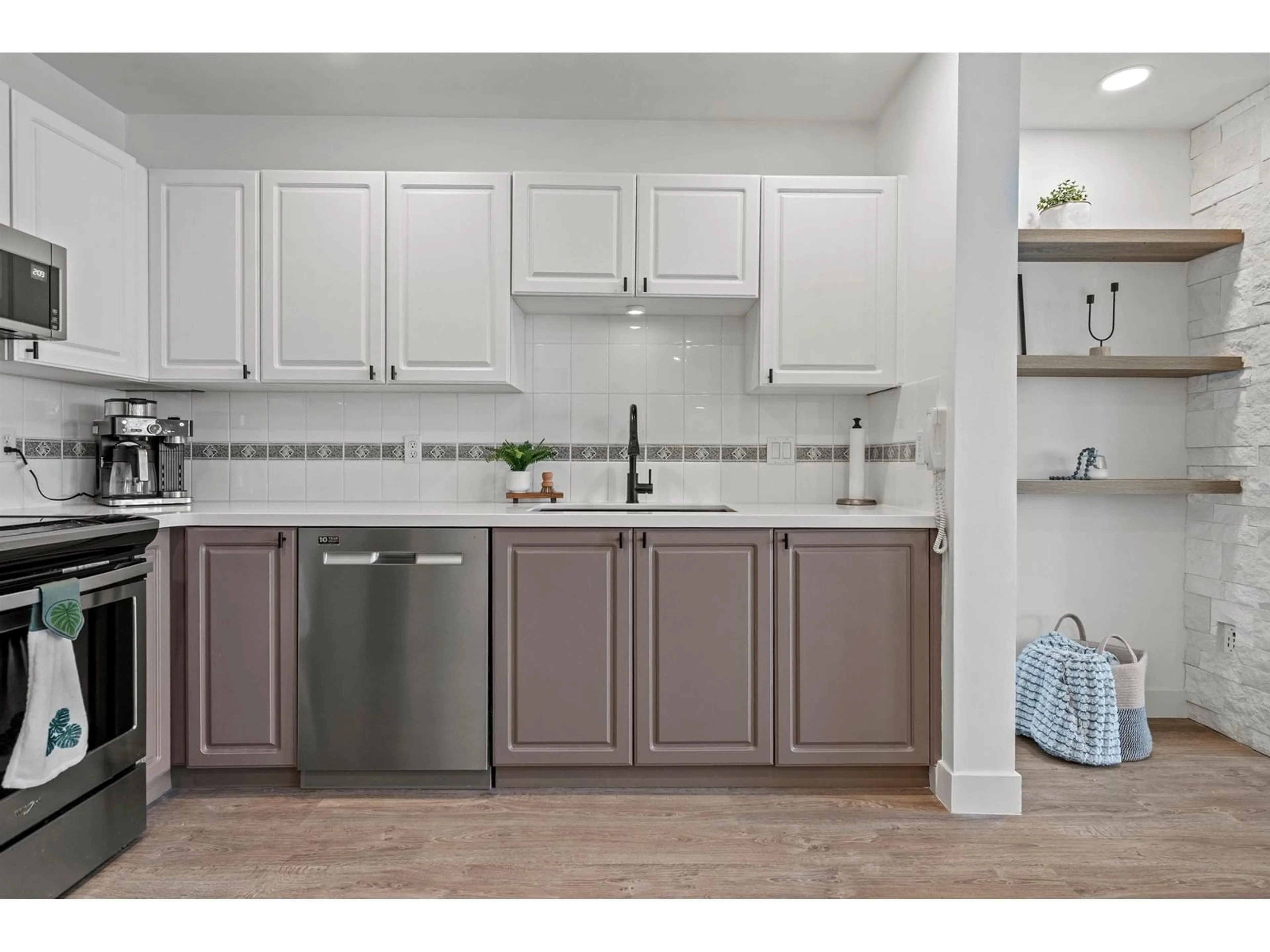 Standard kitchen, ceramic/tile floor for 503 - 45745 PRINCESS AVENUE, Chilliwack British Columbia V2P2B5