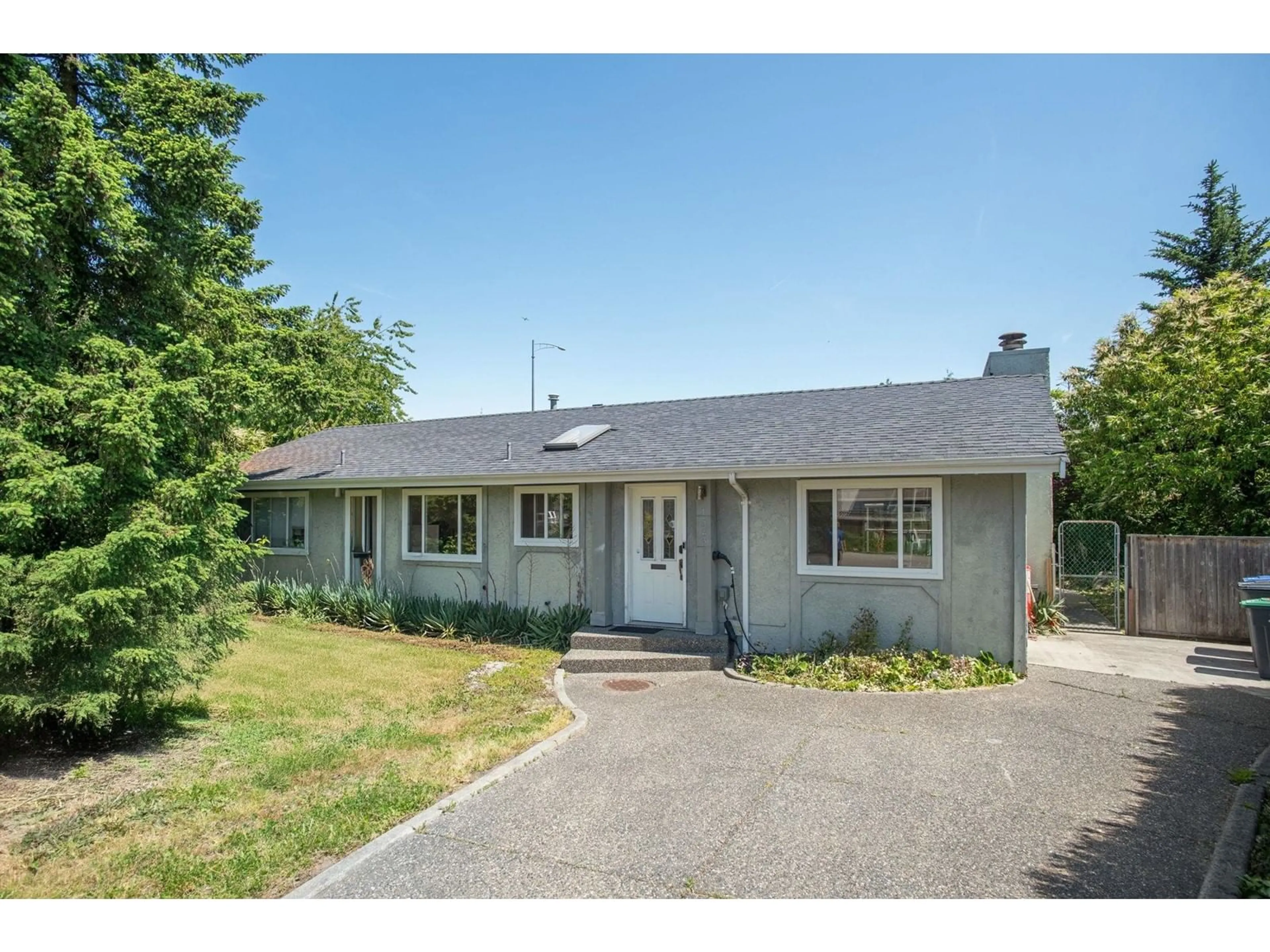 Home with vinyl exterior material, street for 15237 HUMMINGBIRD, Surrey British Columbia V3R6T7