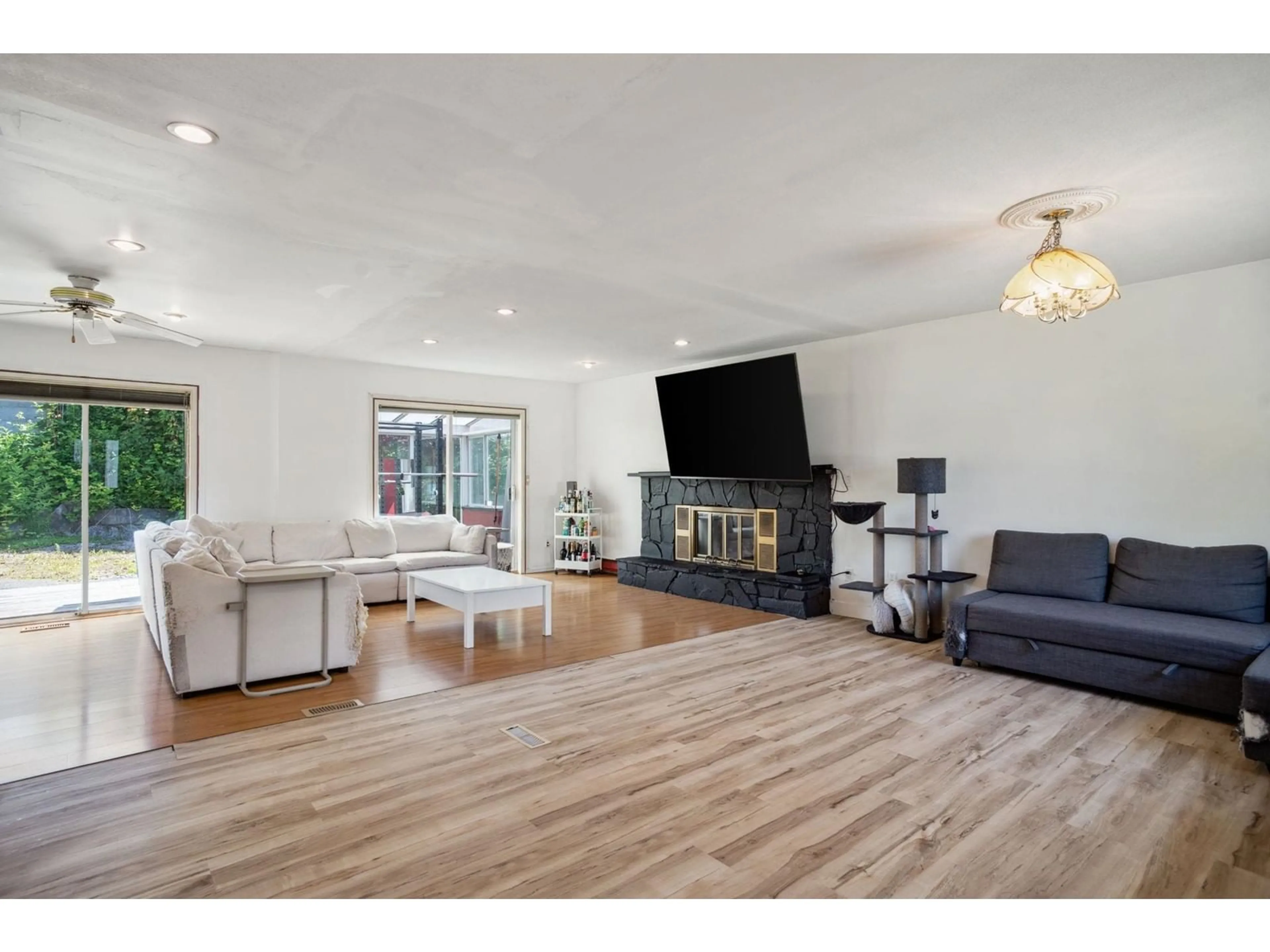 Living room with furniture, wood/laminate floor for 15237 HUMMINGBIRD, Surrey British Columbia V3R6T7