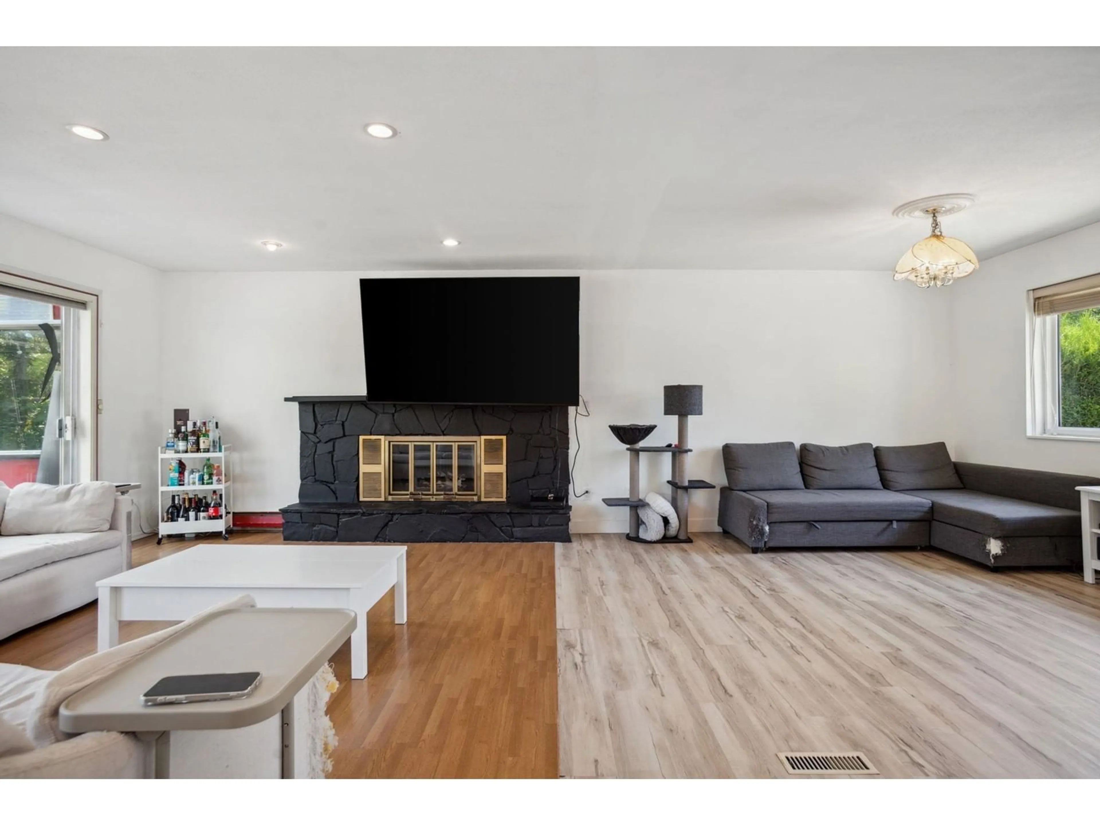 Living room with furniture, wood/laminate floor for 15237 HUMMINGBIRD, Surrey British Columbia V3R6T7