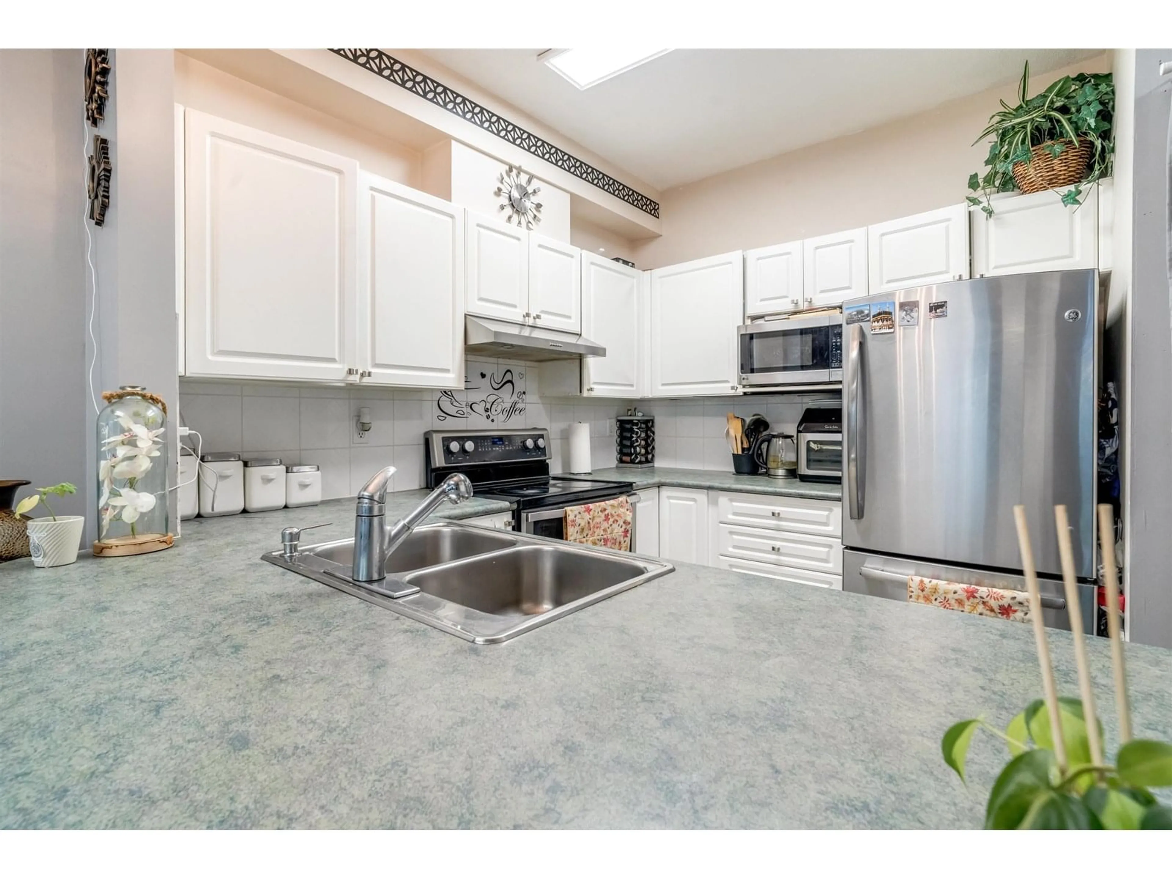 Open concept kitchen, ceramic/tile floor for 102 - 13727 74, Surrey British Columbia V3W0M7