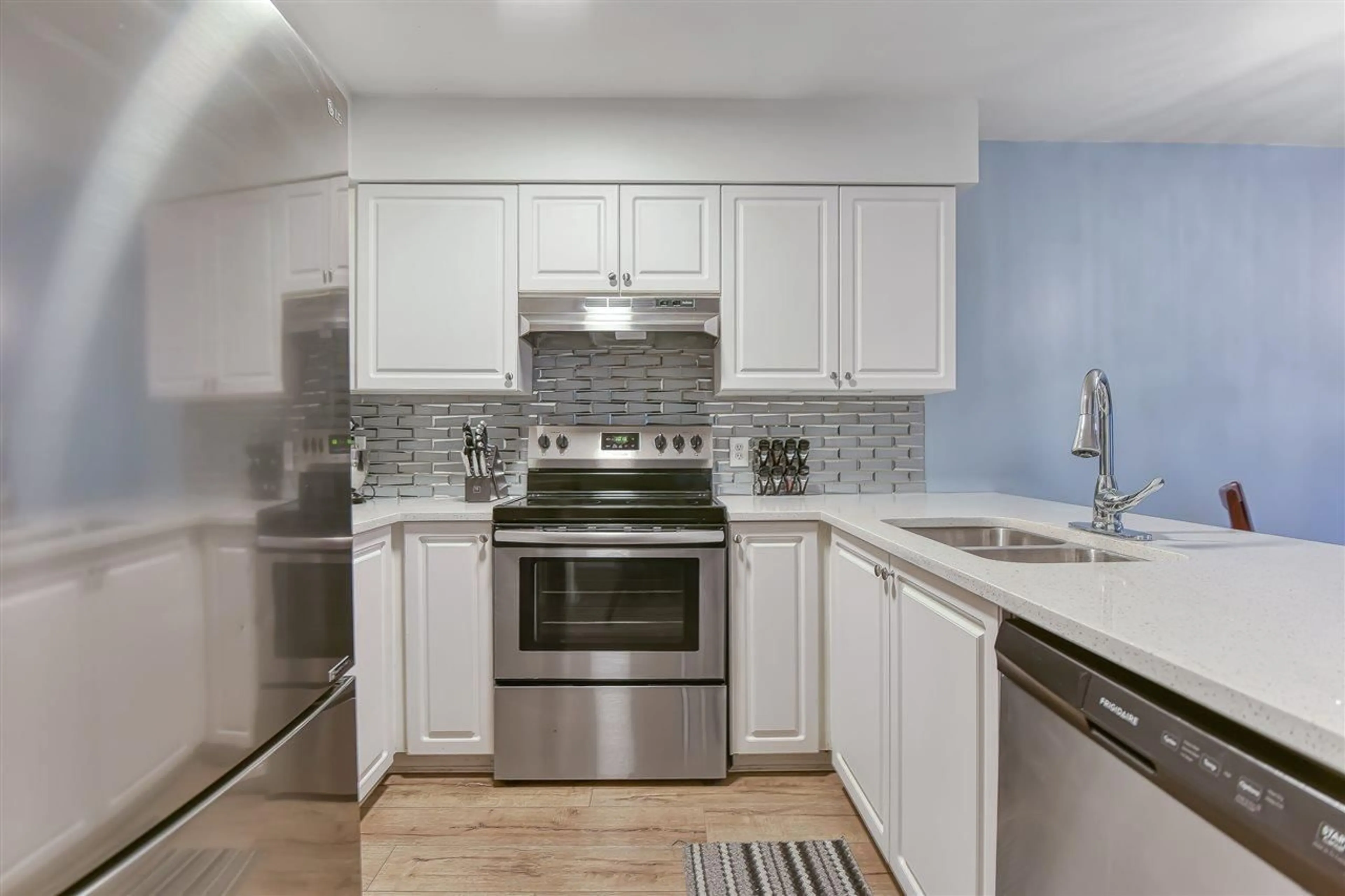 Standard kitchen, ceramic/tile floor for 112 - 7505 138, Surrey British Columbia V3W0W6