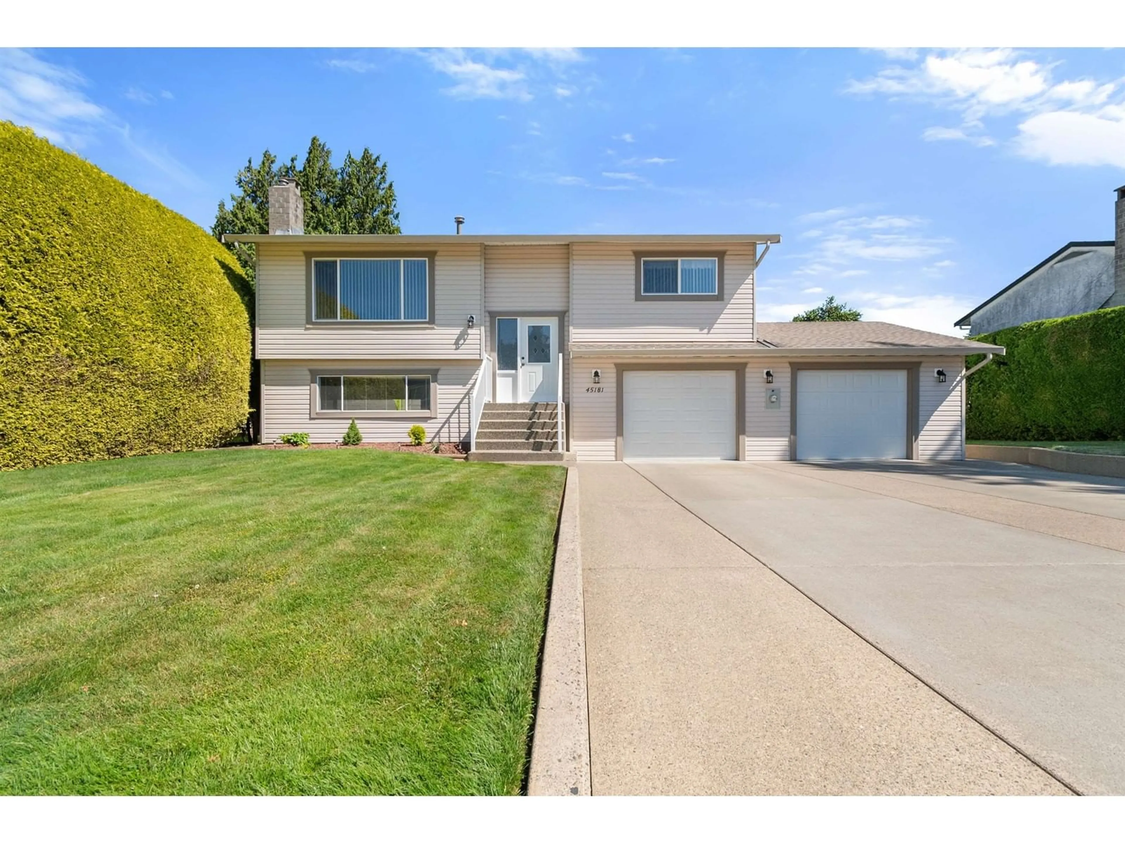 Home with vinyl exterior material, street for 45181 REDWOOD AVENUE, Chilliwack British Columbia V2R1W2