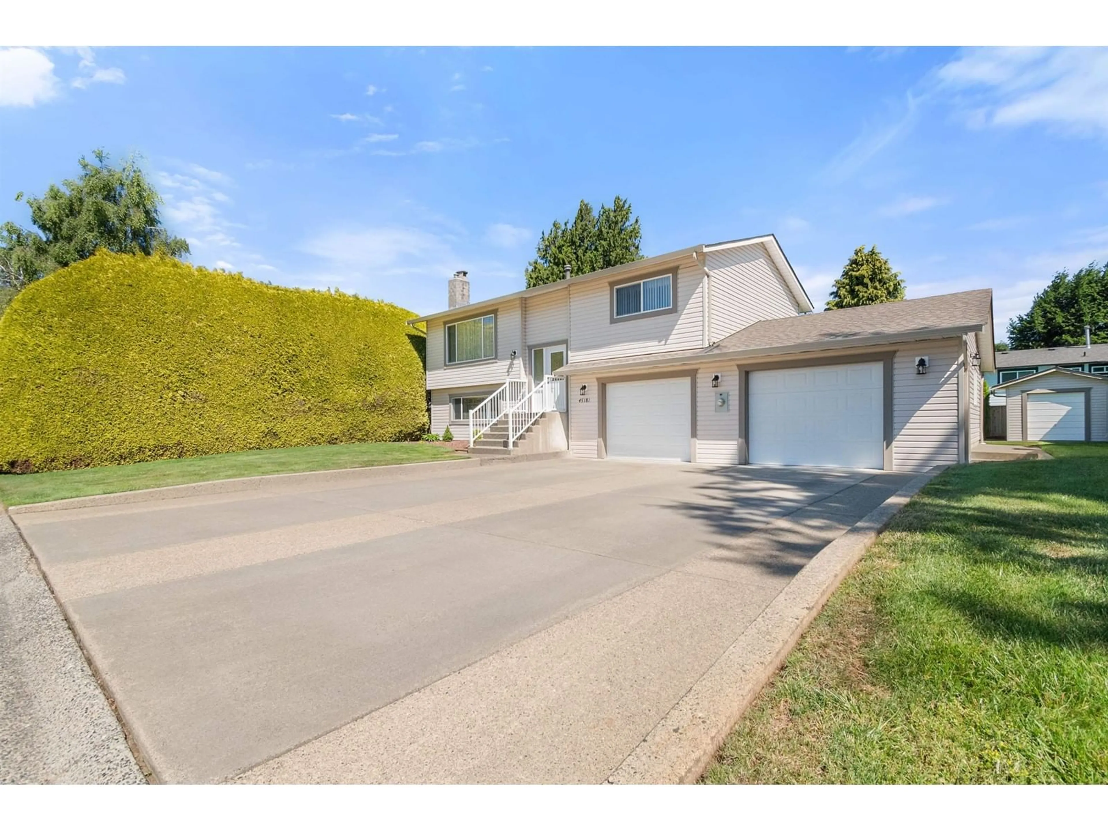 A pic from outside/outdoor area/front of a property/back of a property/a pic from drone, street for 45181 REDWOOD AVENUE, Chilliwack British Columbia V2R1W2