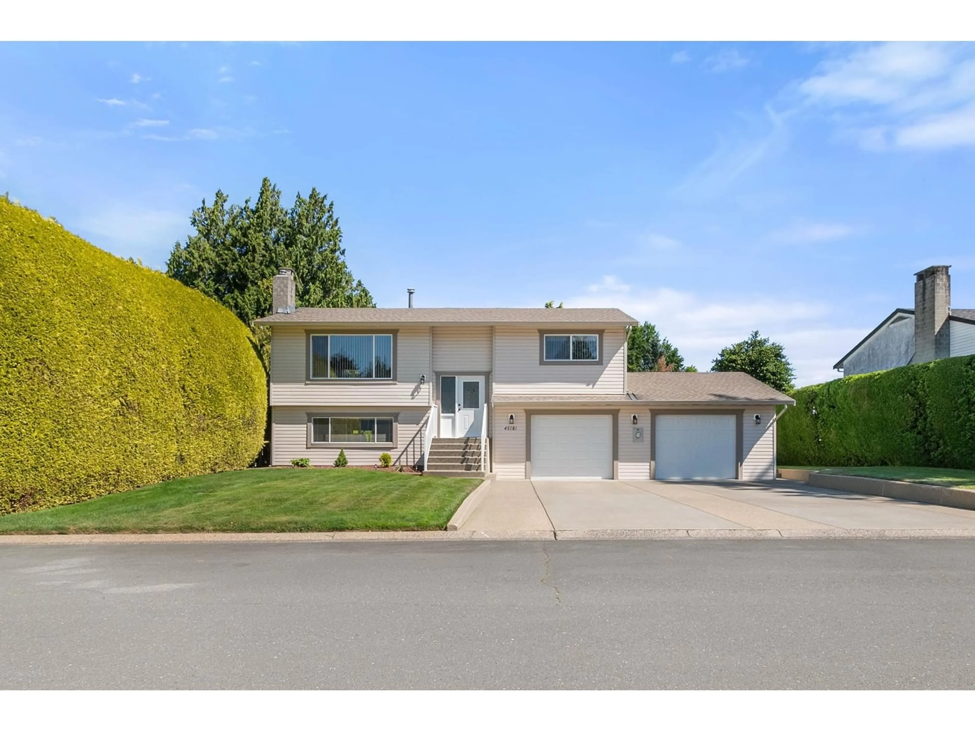 Home with vinyl exterior material, street for 45181 REDWOOD AVENUE, Chilliwack British Columbia V2R1W2
