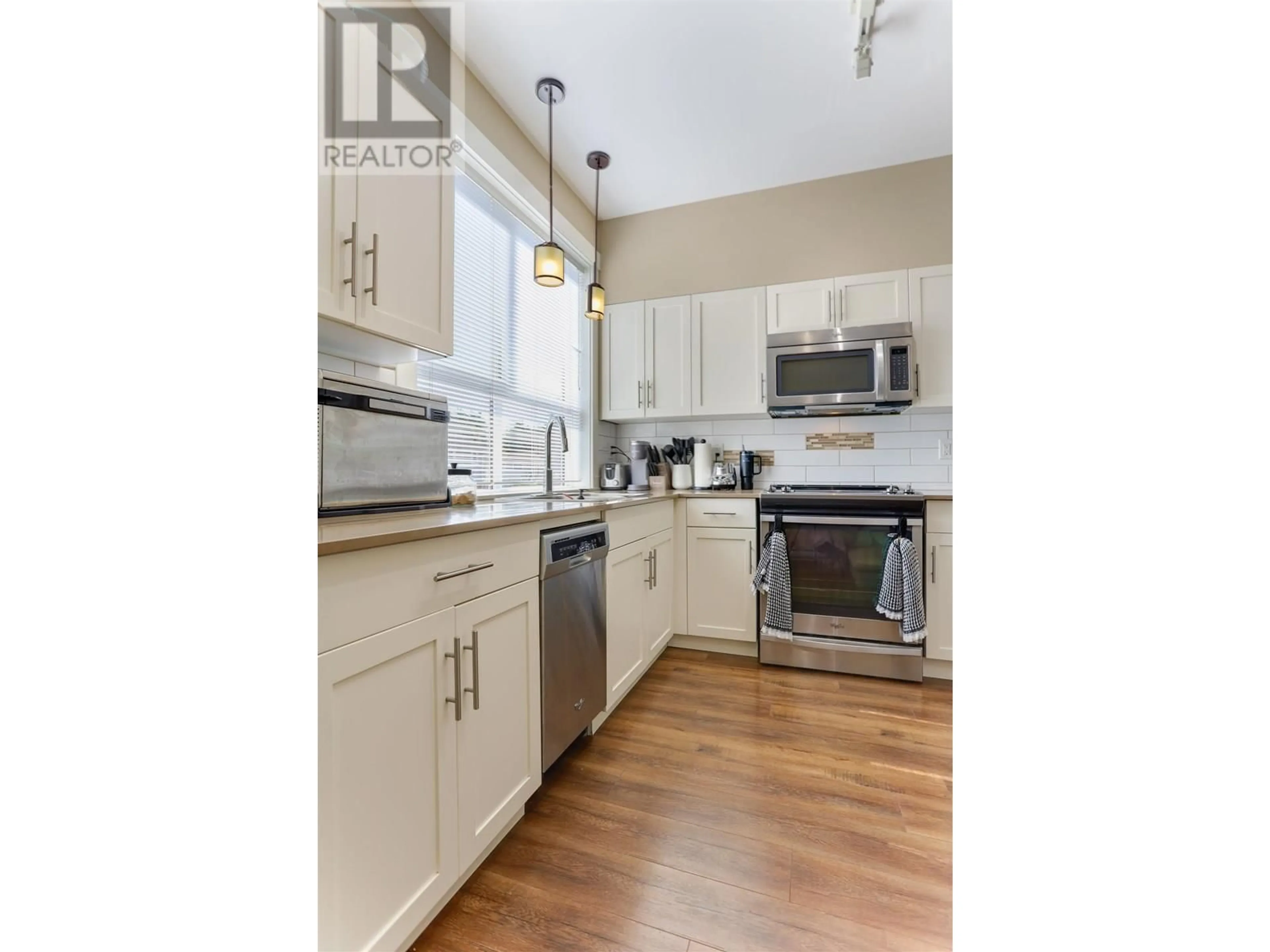Open concept kitchen, wood/laminate floor for 404 - 110 BAXTER AVENUE, Kitimat British Columbia V8C2N9