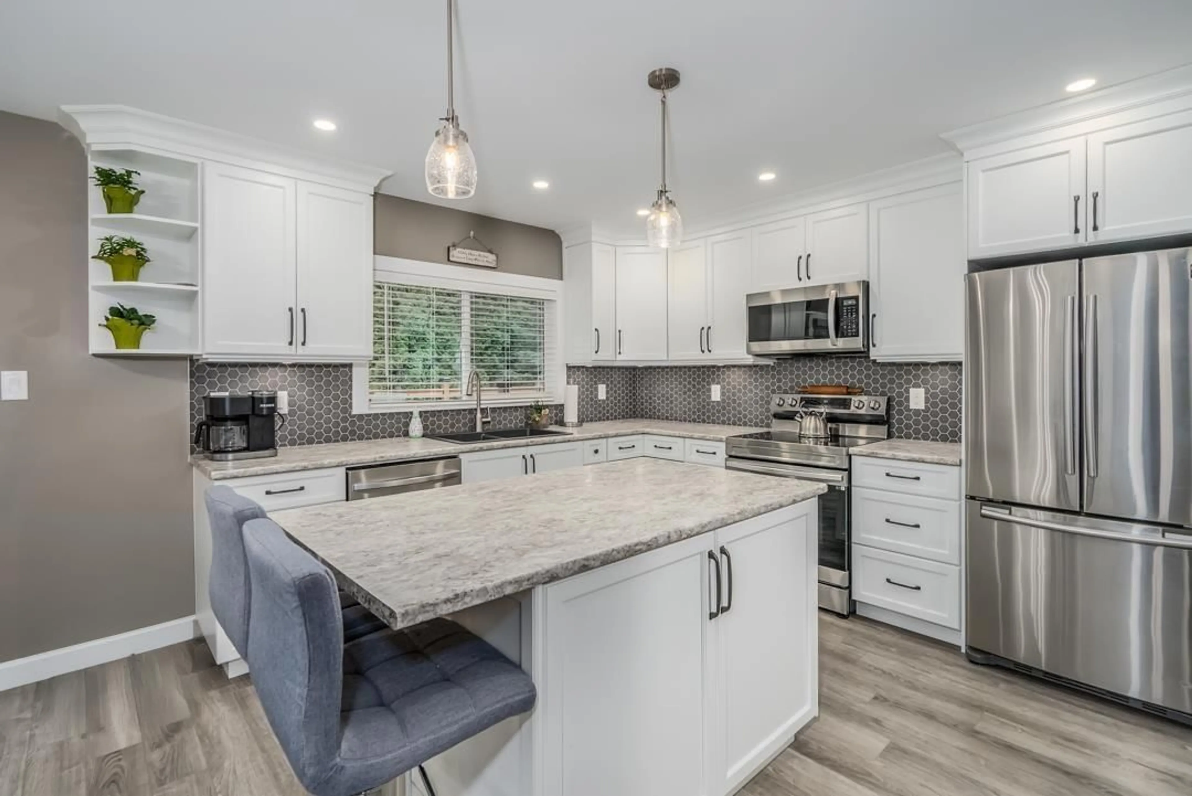Open concept kitchen, ceramic/tile floor for 35168 SKEENA, Abbotsford British Columbia V2S7H5