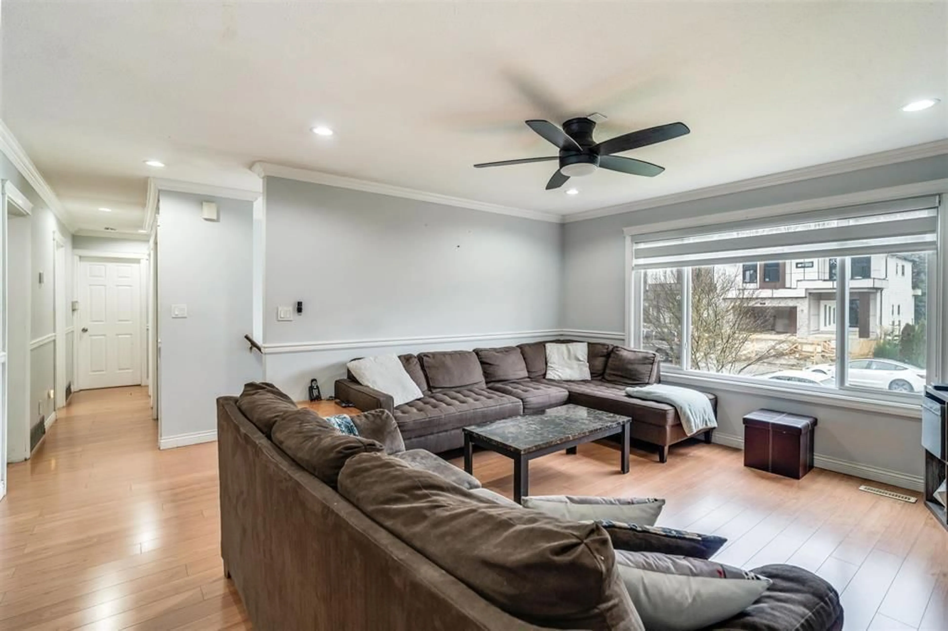 Living room with furniture, wood/laminate floor for 14060 80, Surrey British Columbia V3W3C4