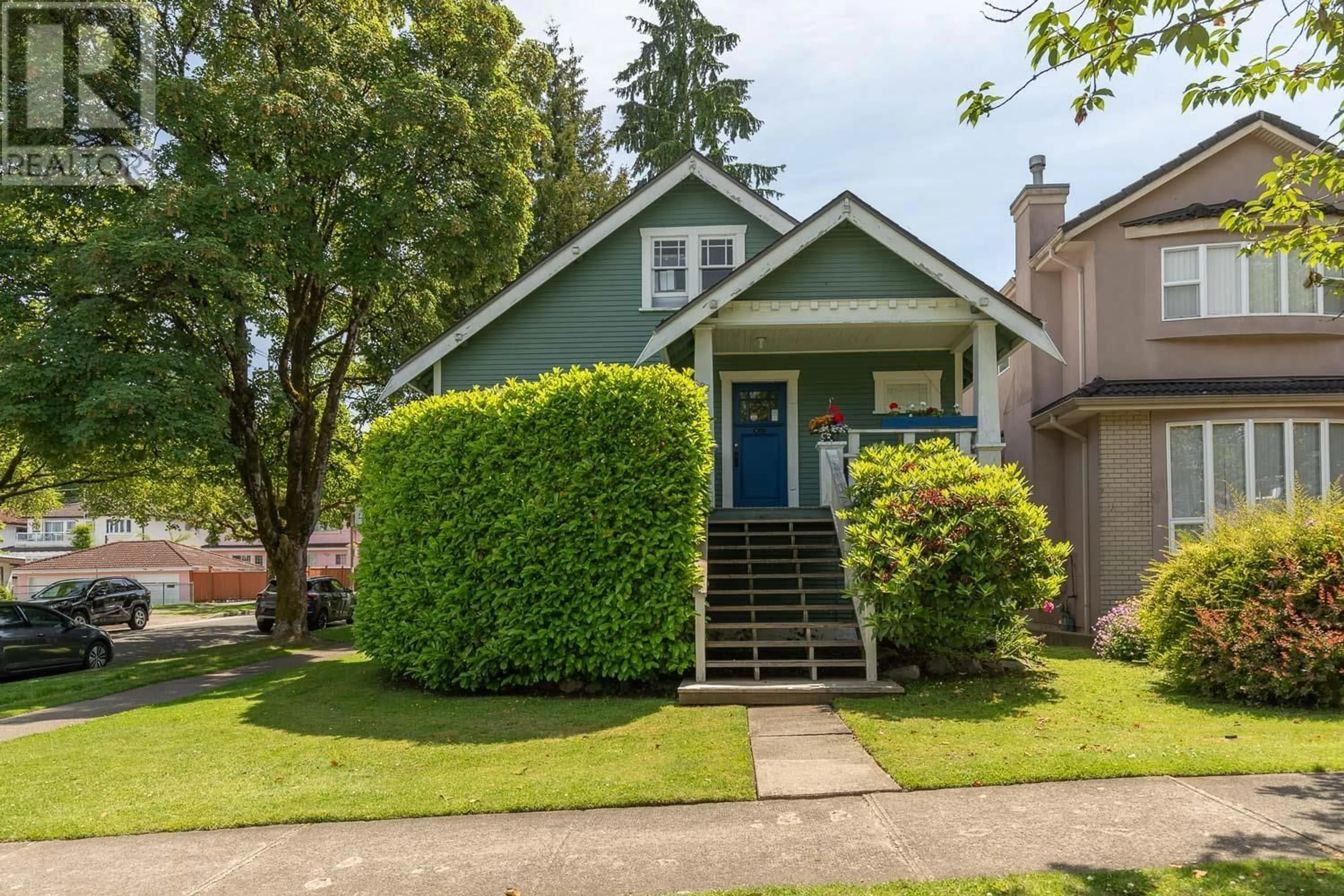 Home with vinyl exterior material, street for 988 16TH AVENUE, Vancouver British Columbia V5T2V9