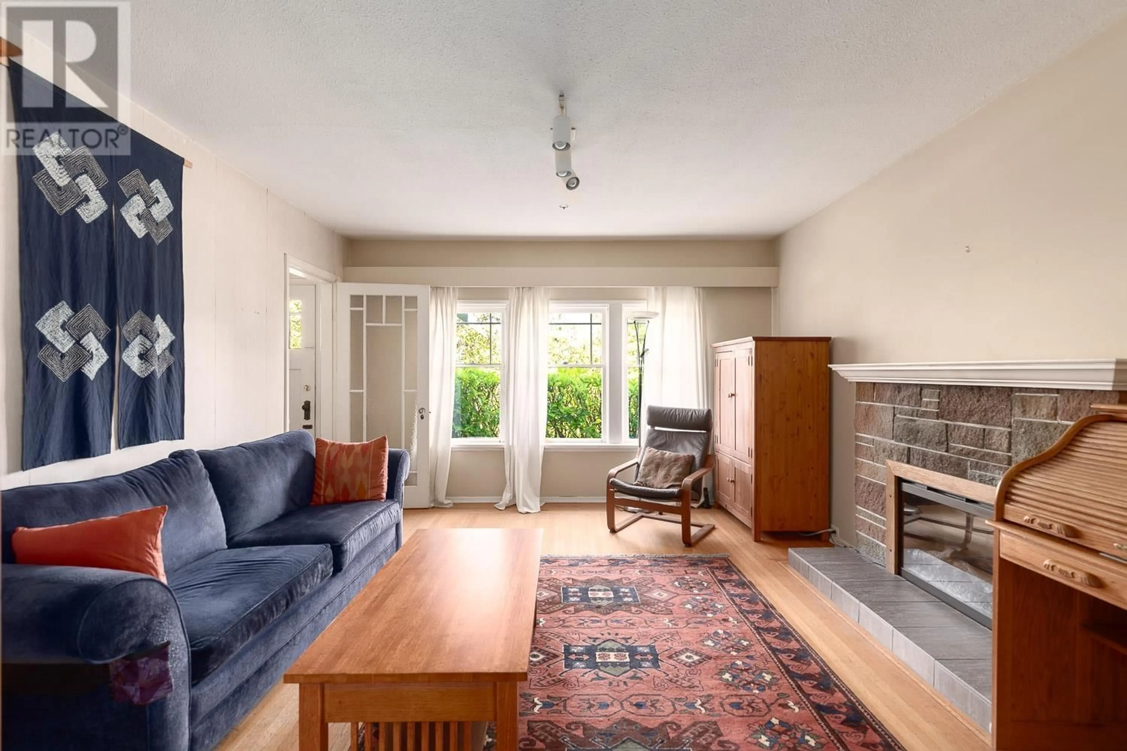 Living room with furniture, unknown for 988 16TH AVENUE, Vancouver British Columbia V5T2V9