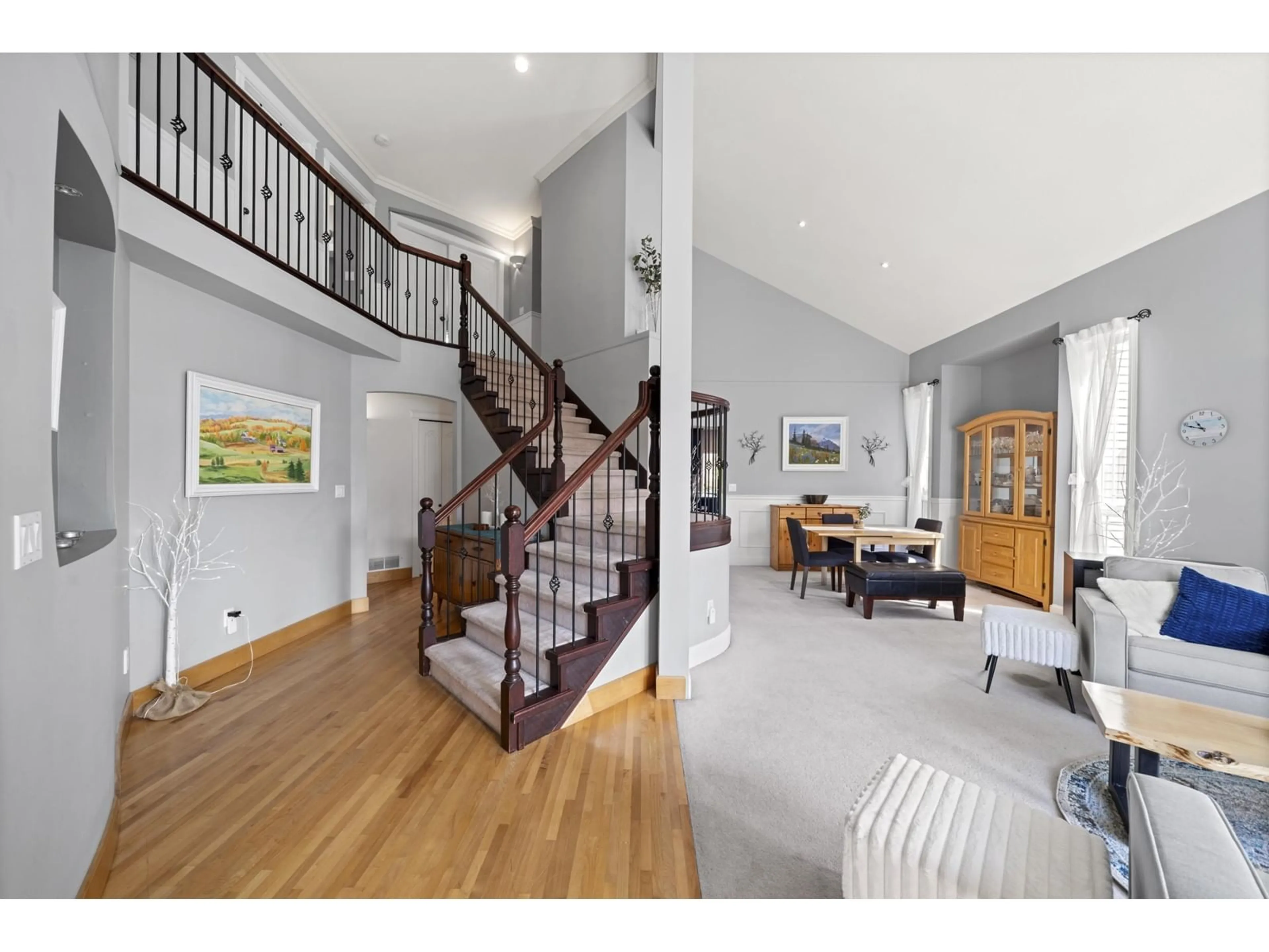 Indoor foyer for 16929 84, Surrey British Columbia V4N4V3