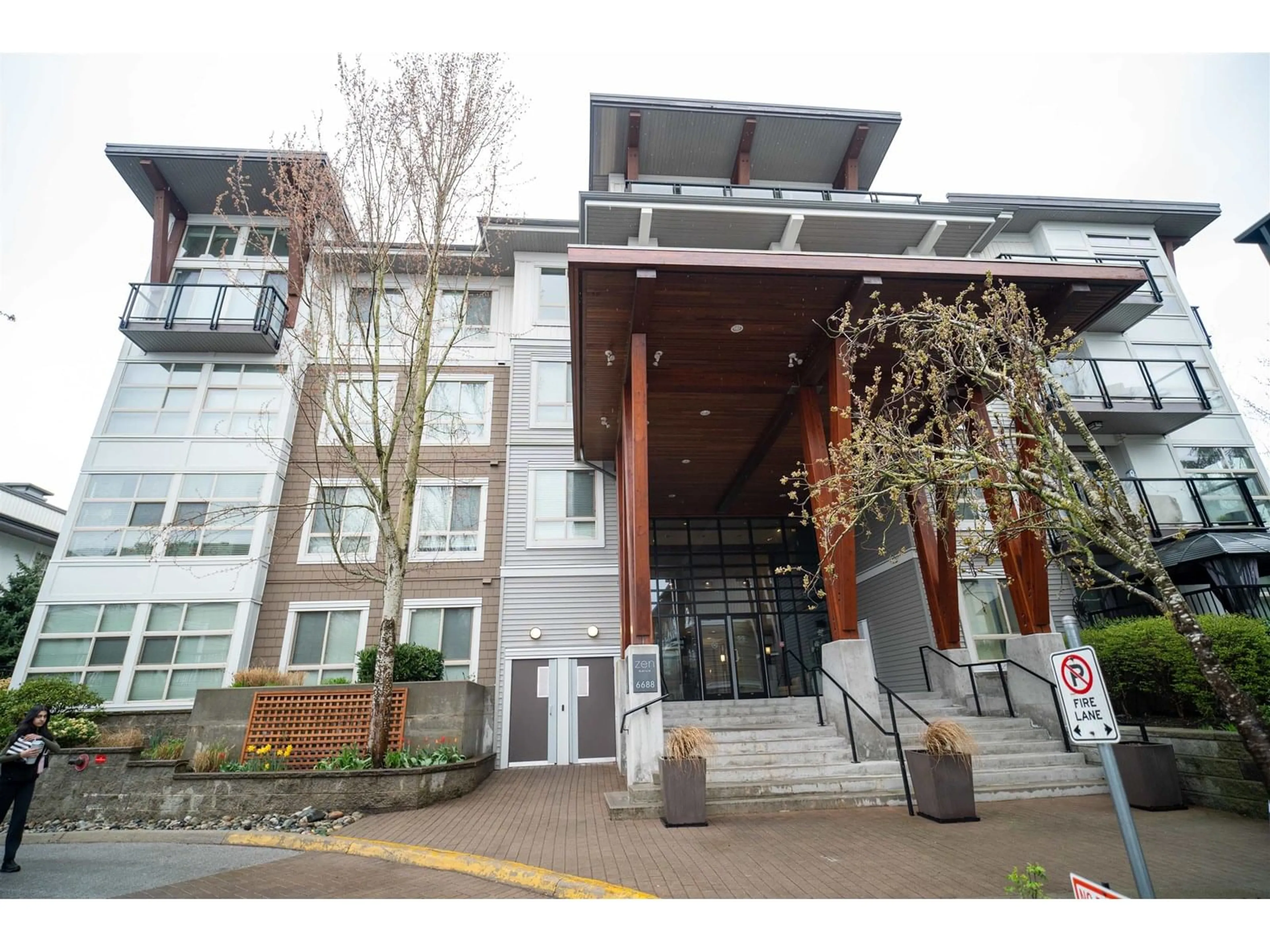 Indoor foyer for 216 - 6688 120, Surrey British Columbia V3W1T8