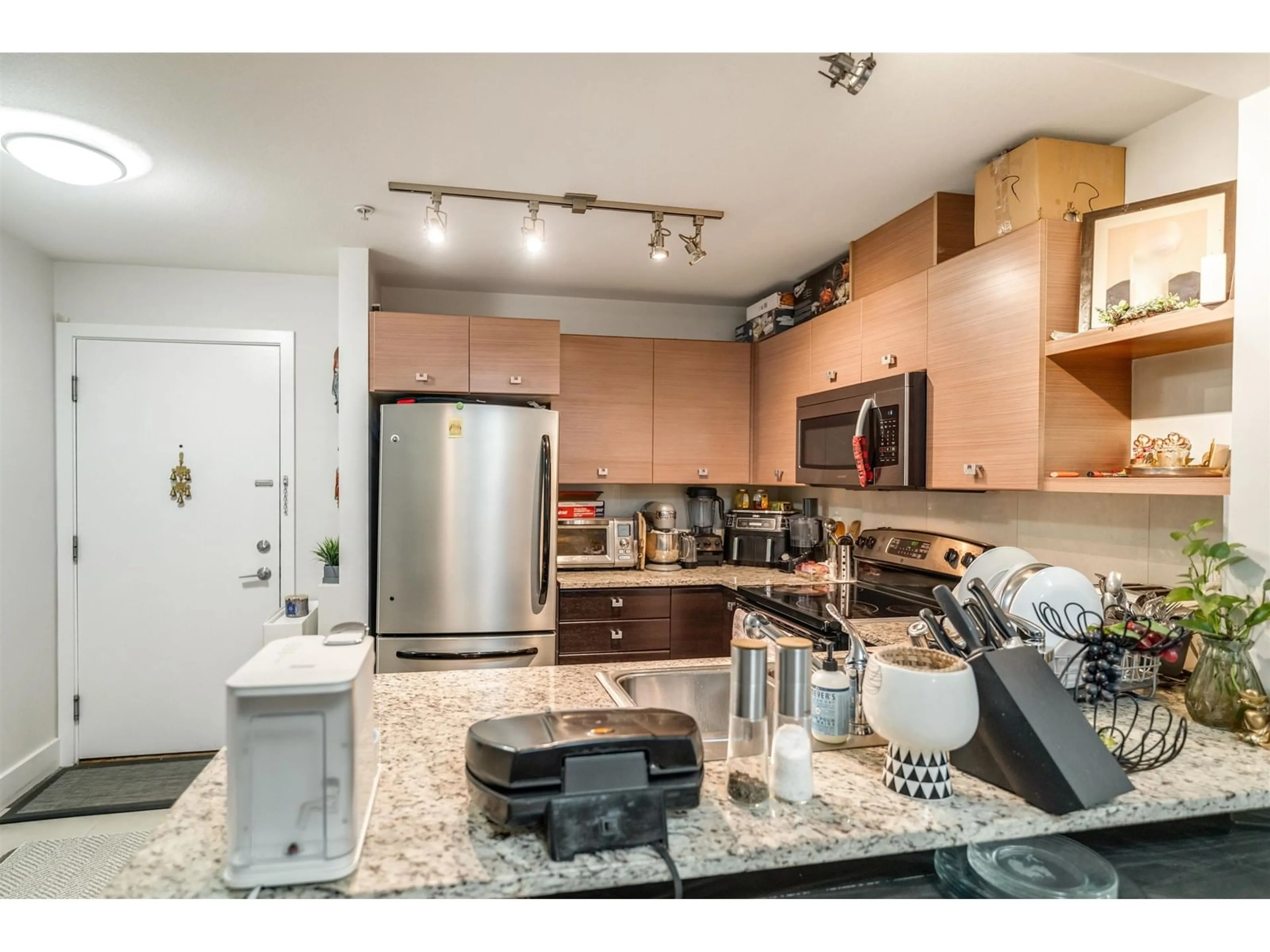 Open concept kitchen, unknown for 216 - 6688 120, Surrey British Columbia V3W1T8