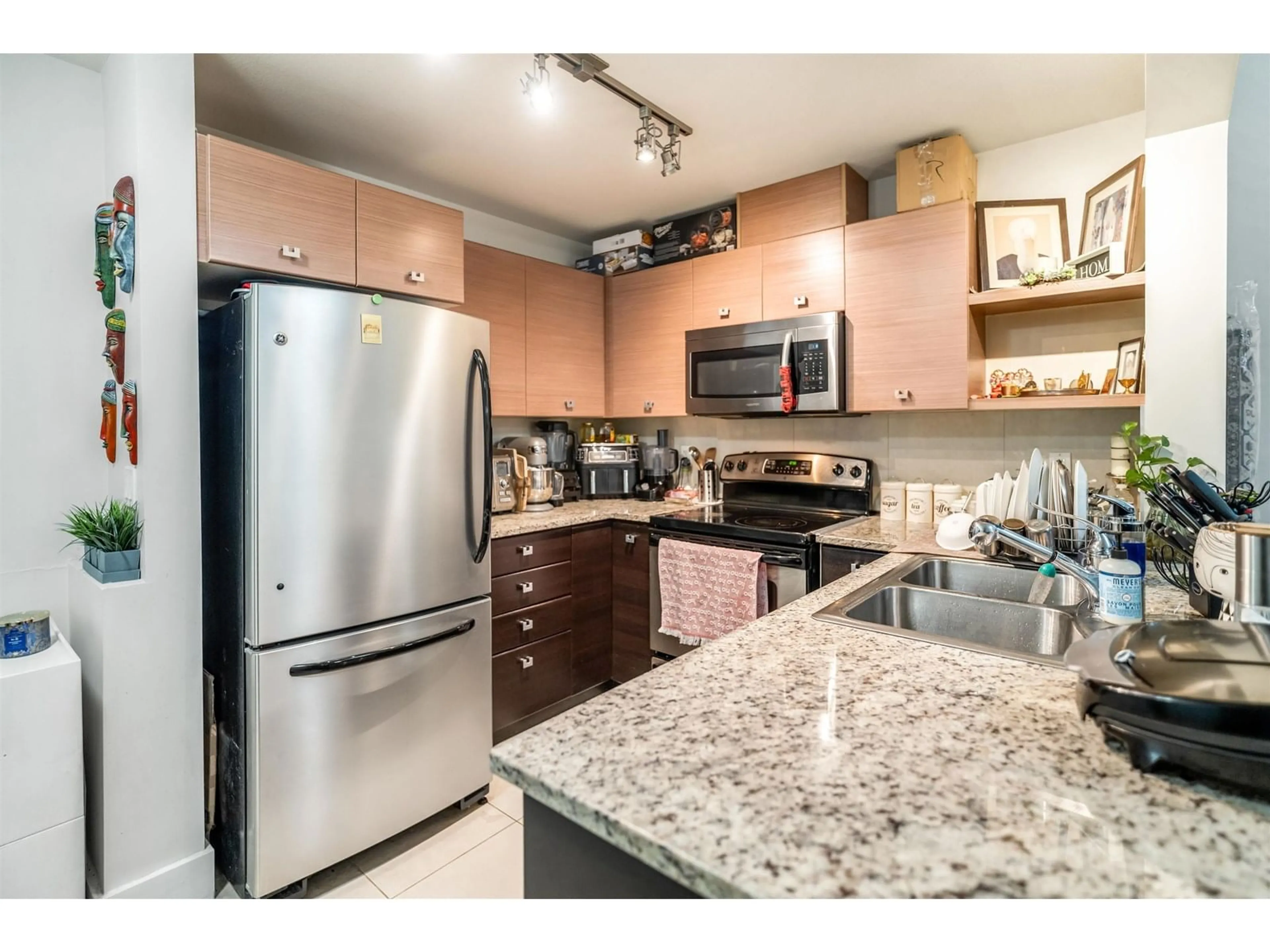 Standard kitchen, unknown for 216 - 6688 120, Surrey British Columbia V3W1T8