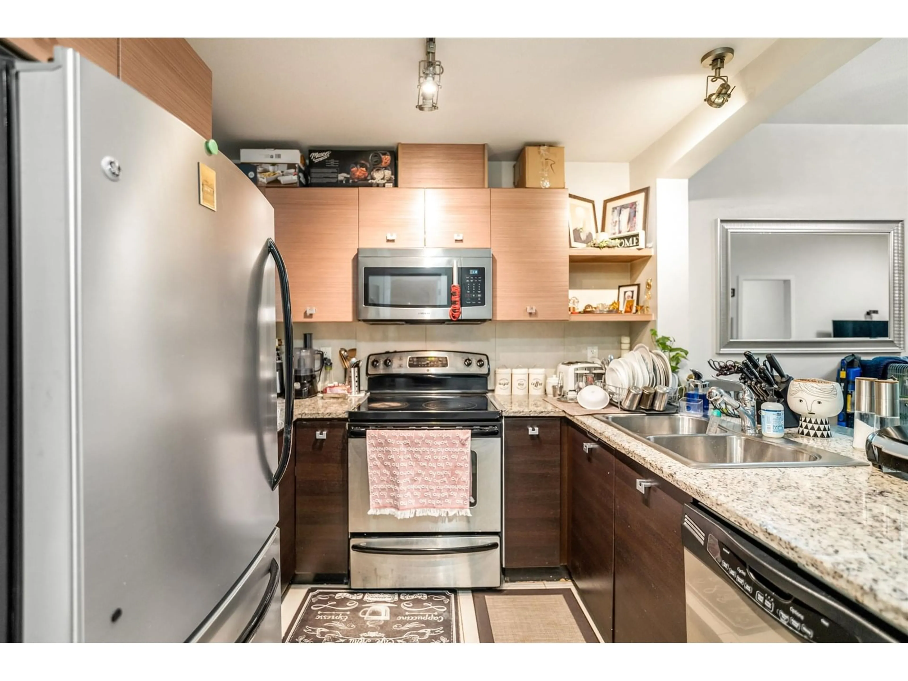 Standard kitchen, ceramic/tile floor for 216 - 6688 120, Surrey British Columbia V3W1T8
