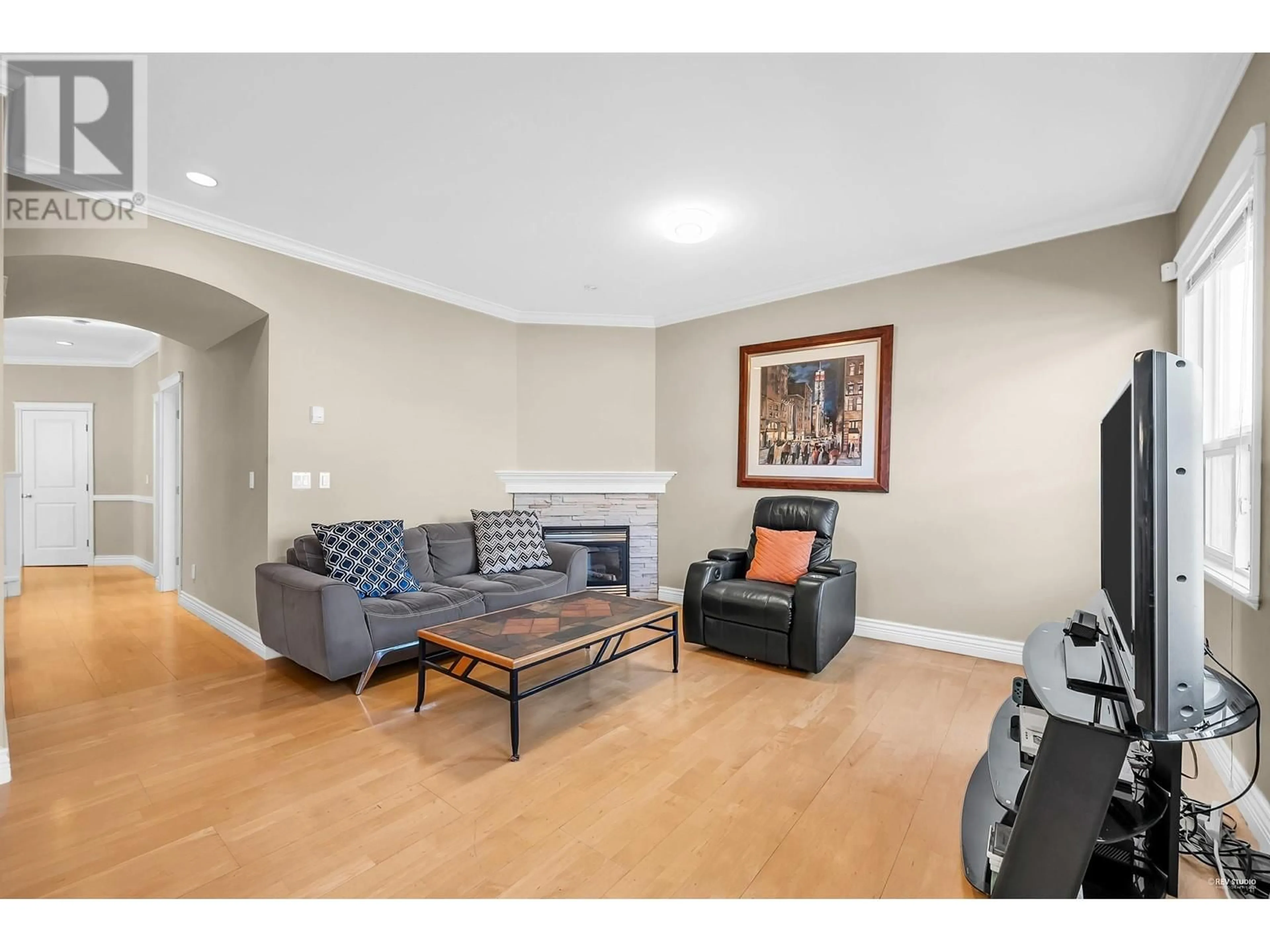 Living room with furniture, unknown for 5393 WOODWARDS ROAD, Richmond British Columbia V7E1G9