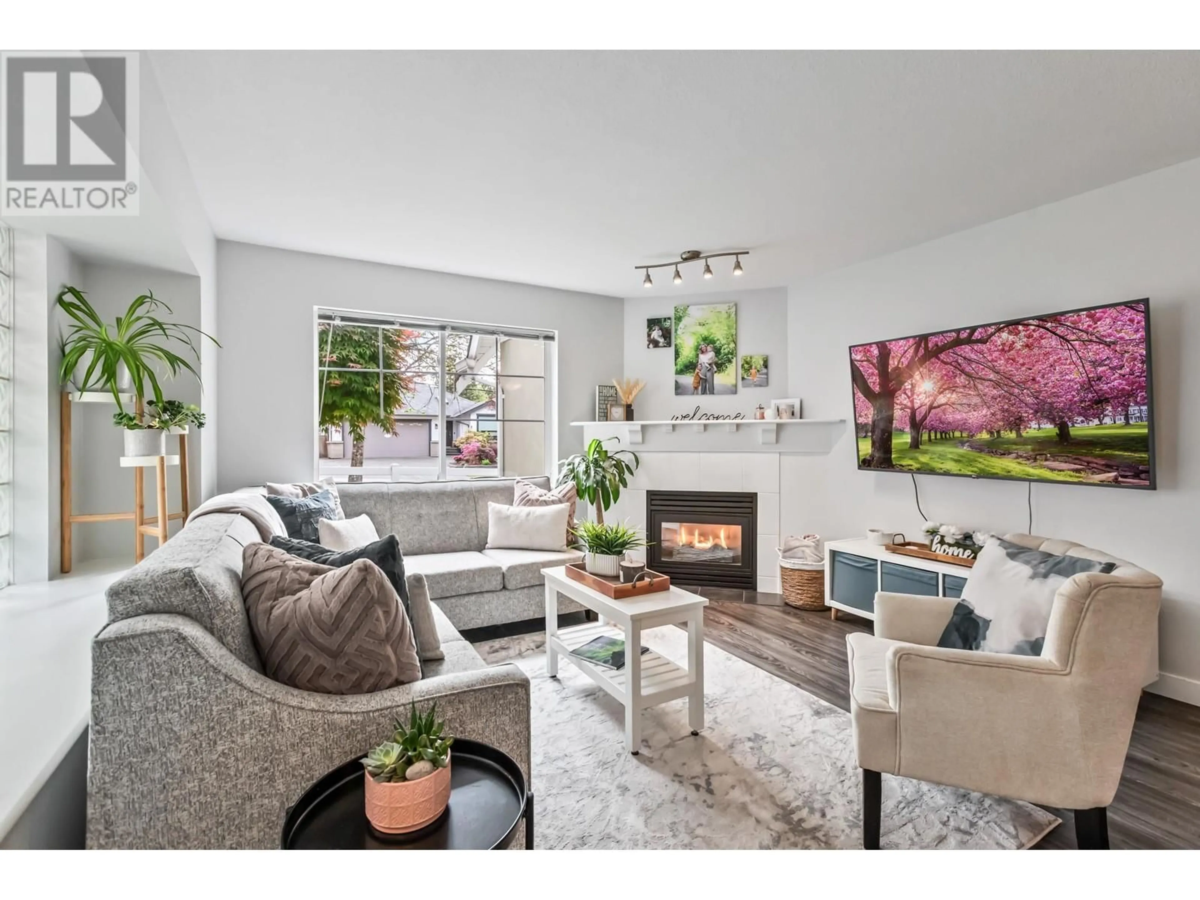 Living room with furniture, unknown for 9 - 23560 119 AVENUE, Maple Ridge British Columbia V4R2P5