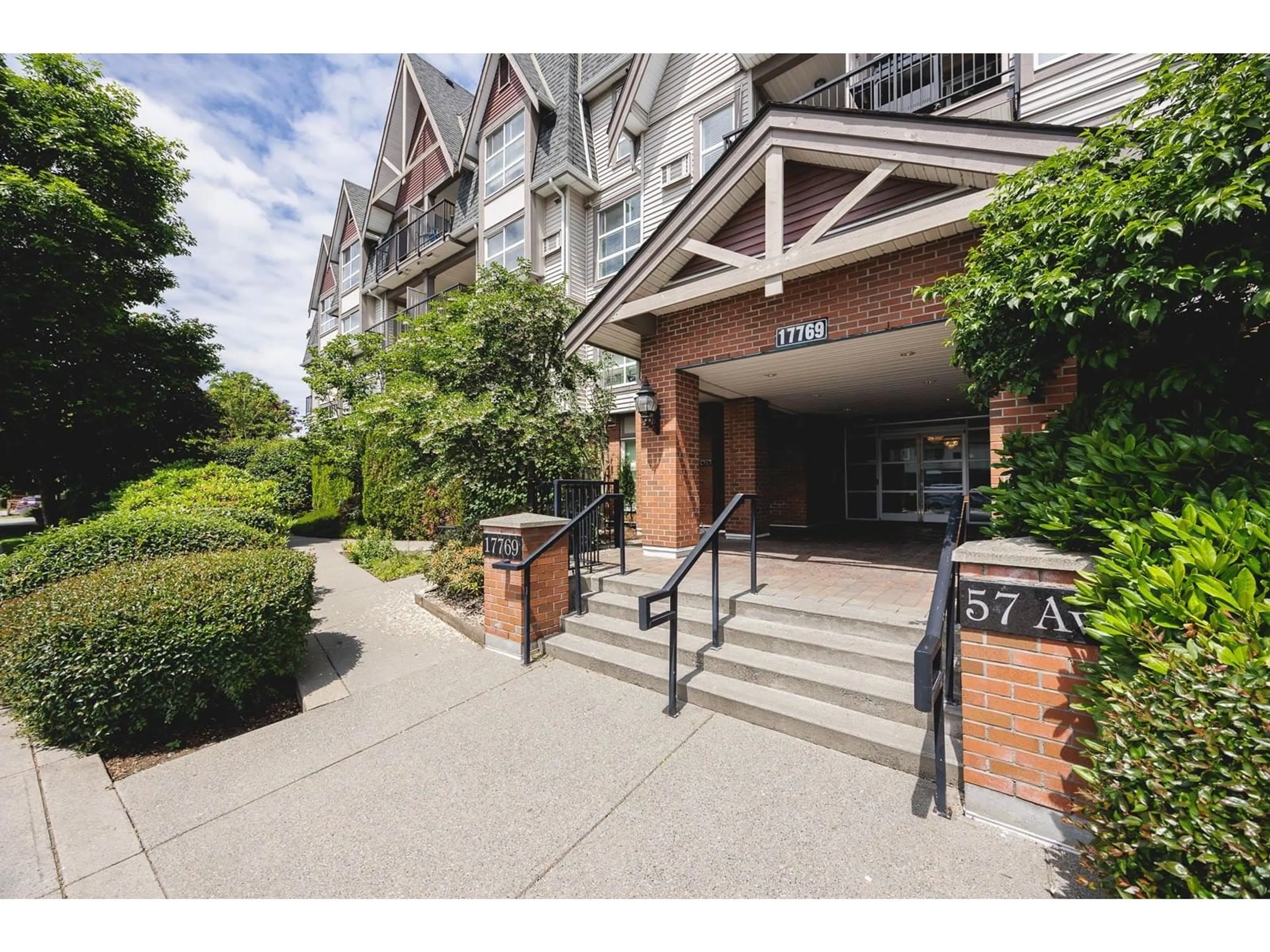 Indoor foyer for 213 - 17769 57, Surrey British Columbia V3S1H1