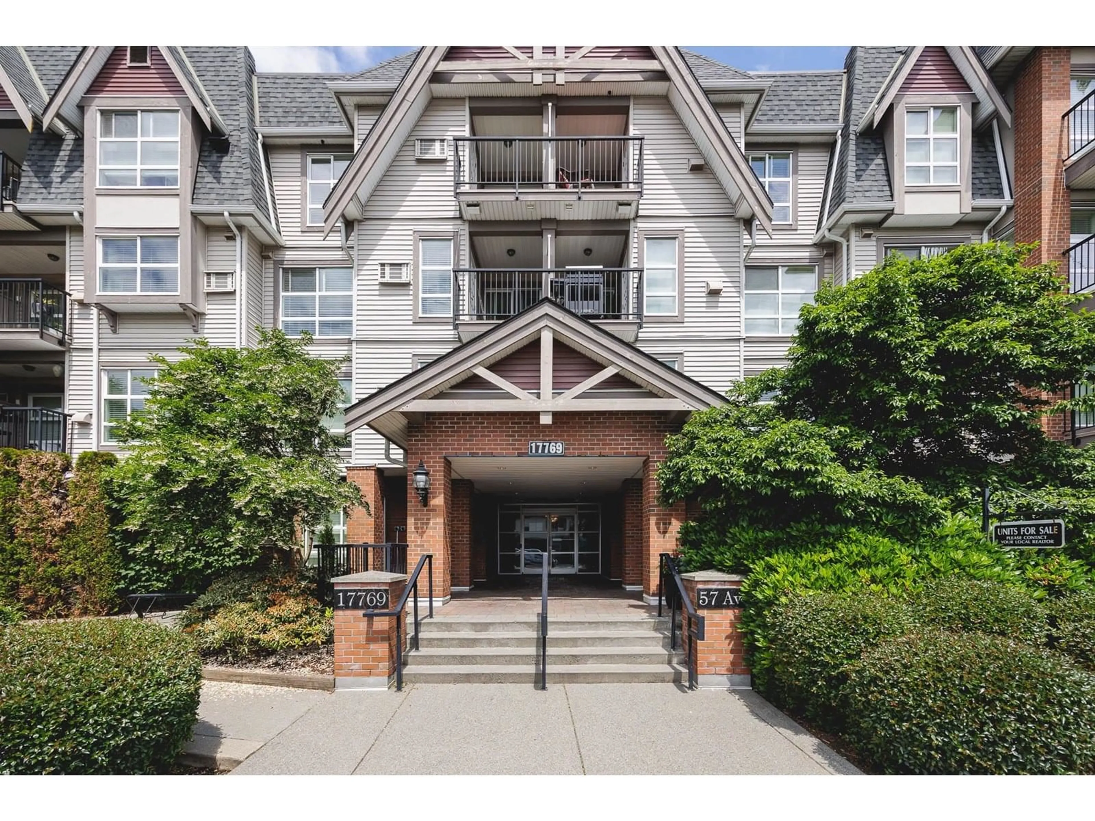 Indoor foyer for 213 - 17769 57, Surrey British Columbia V3S1H1