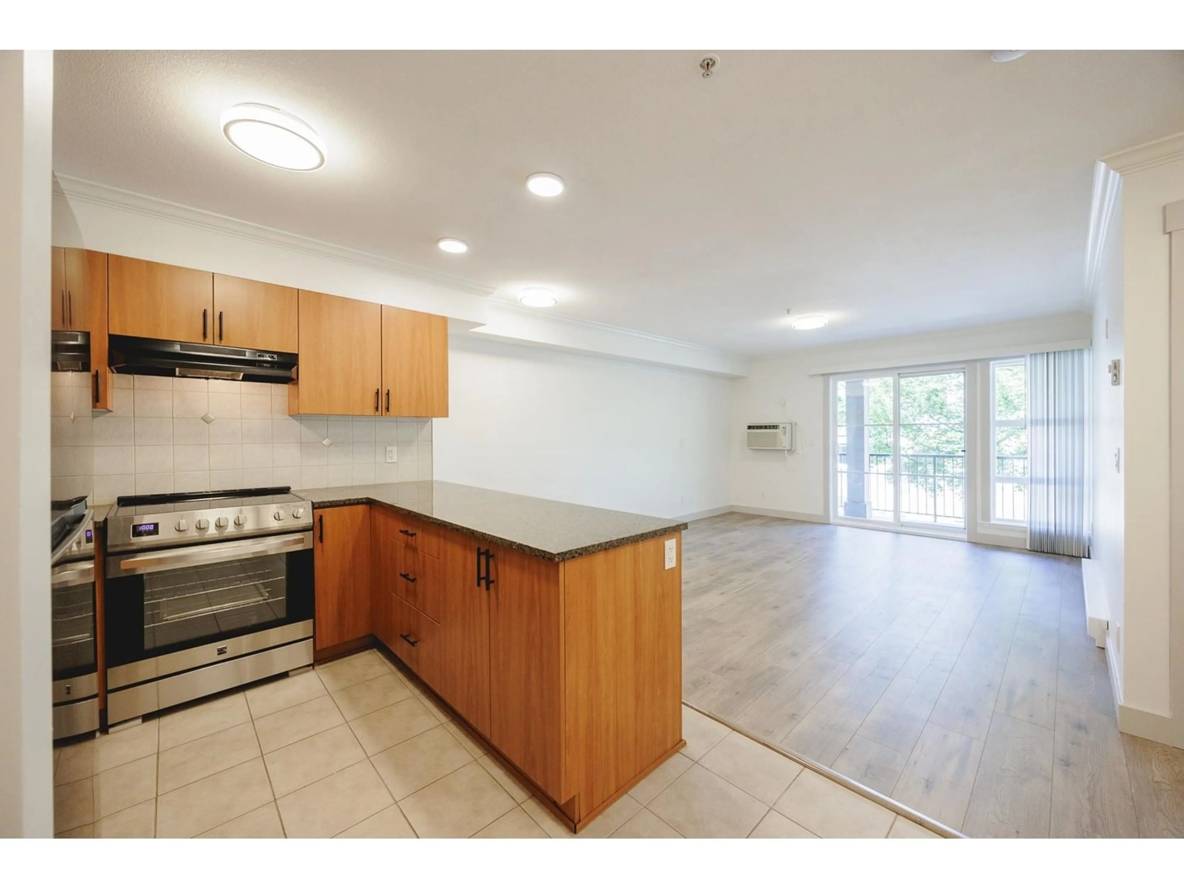 Standard kitchen, unknown for 213 - 17769 57, Surrey British Columbia V3S1H1