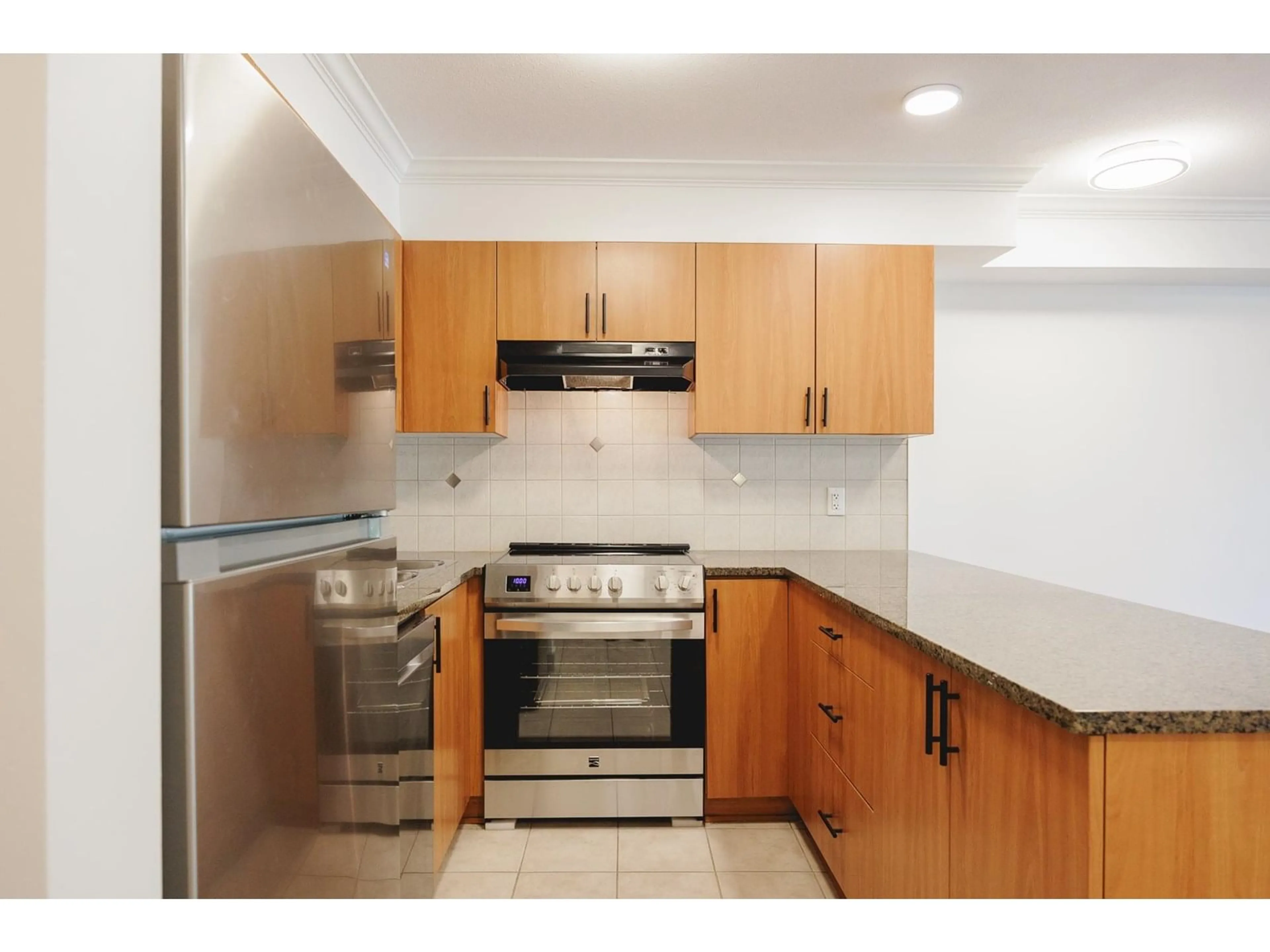 Standard kitchen, unknown for 213 - 17769 57, Surrey British Columbia V3S1H1
