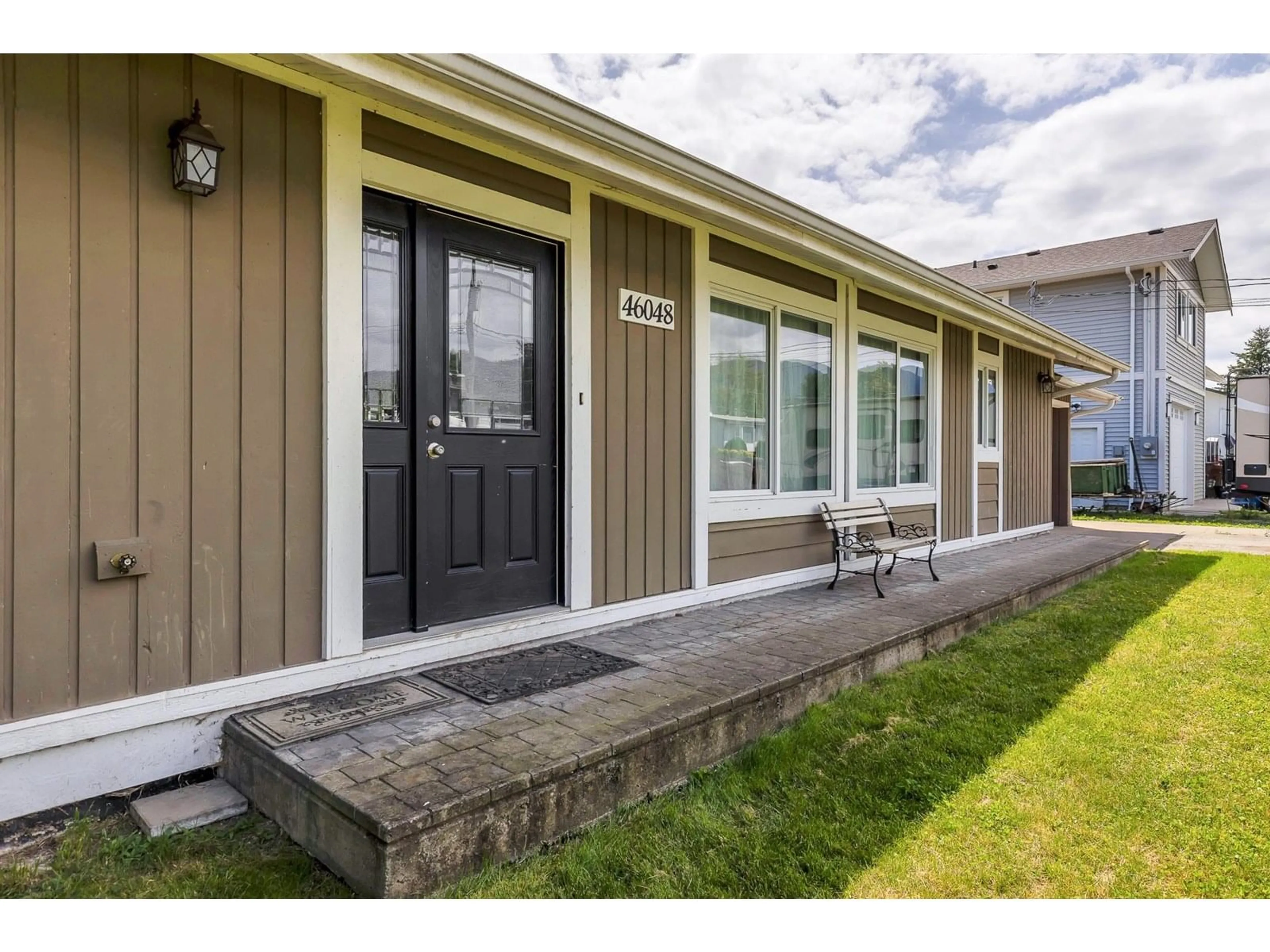 Home with vinyl exterior material, street for 46048 CLARE AVENUE, Chilliwack British Columbia V2P6M8