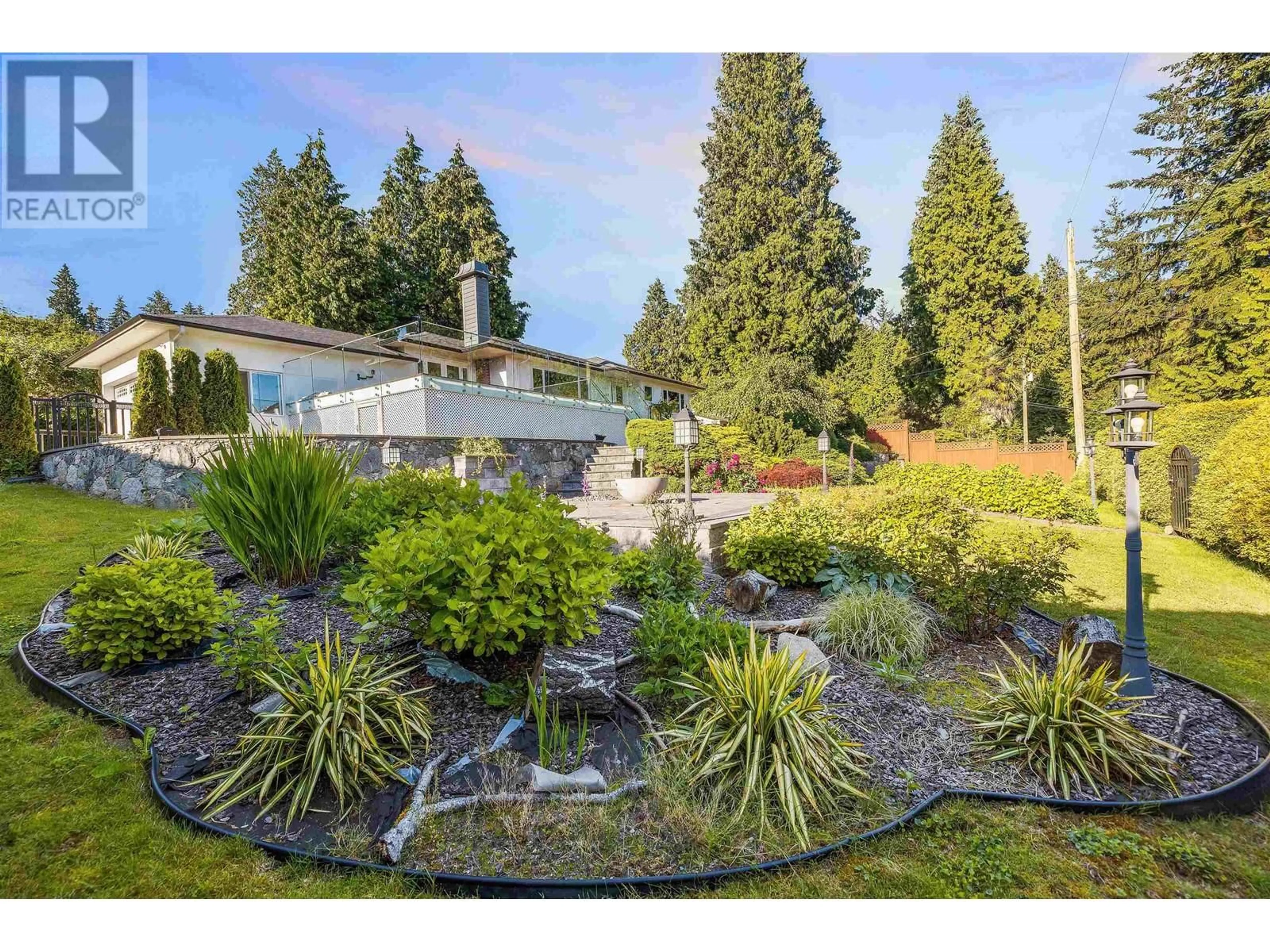 A pic from outside/outdoor area/front of a property/back of a property/a pic from drone, water/lake/river/ocean view for 1685 PALMERSTON AVENUE, West Vancouver British Columbia V7V2T9