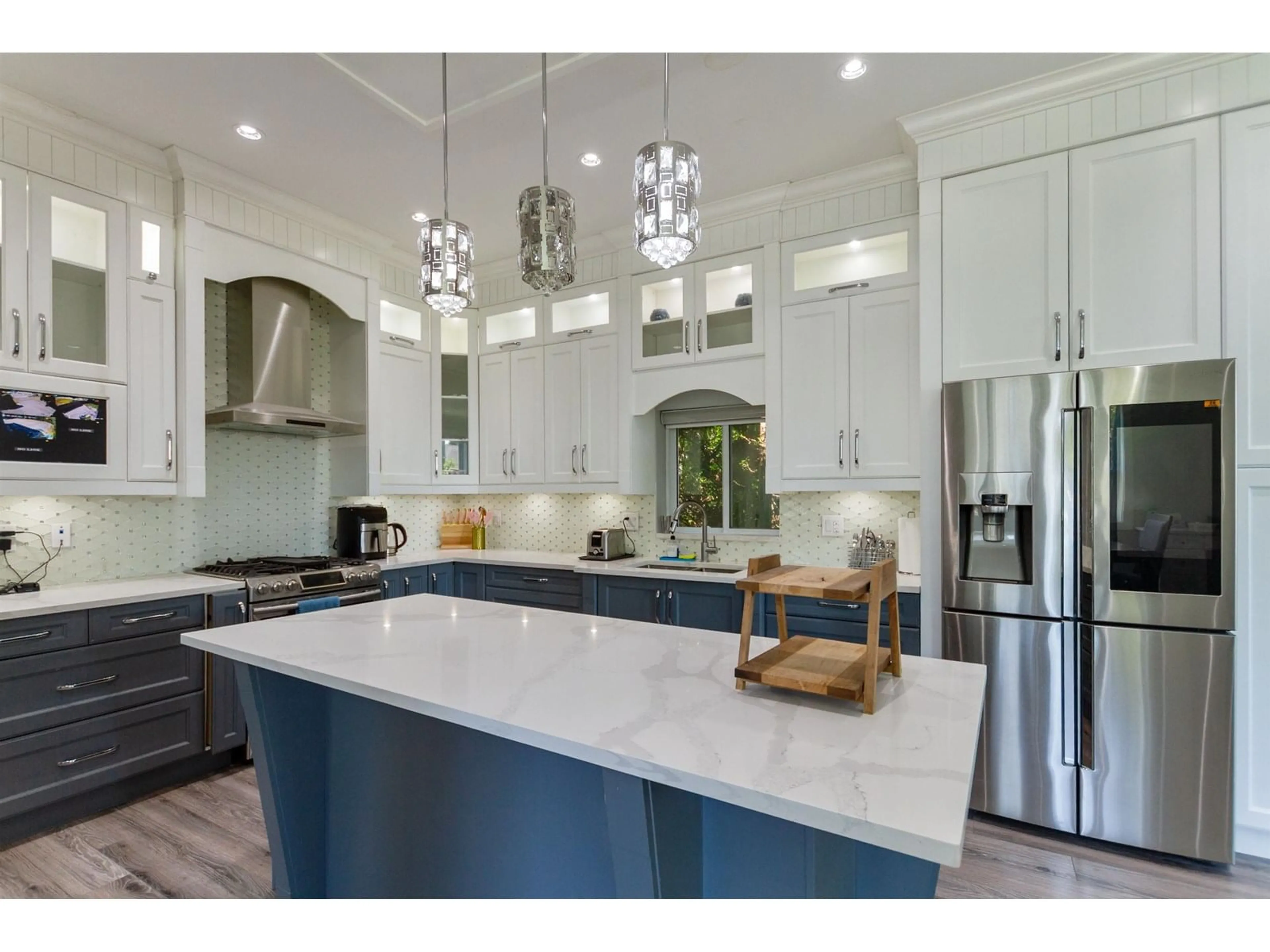 Contemporary kitchen, ceramic/tile floor for 15453 108, Surrey British Columbia V3R6J1