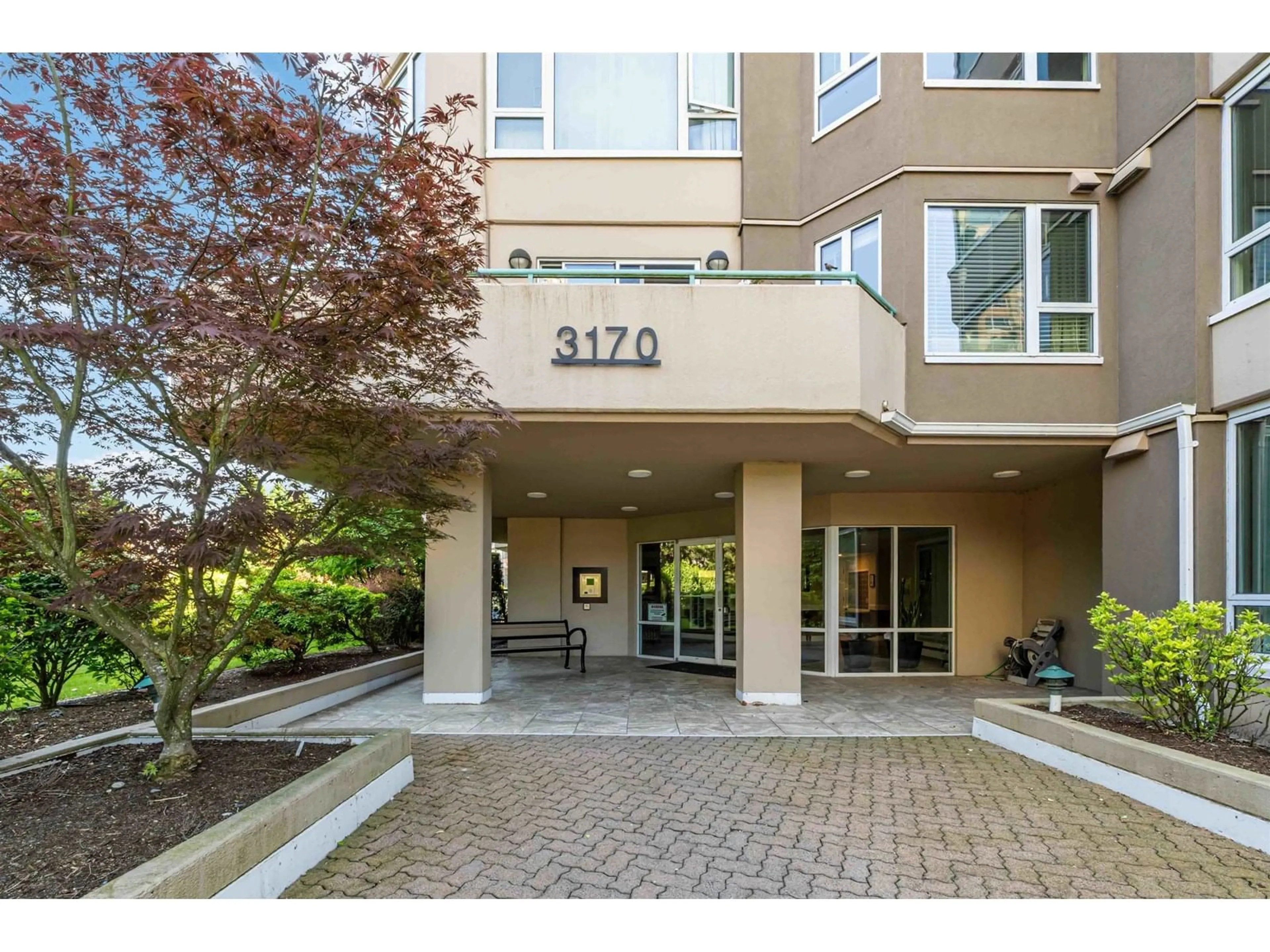 Indoor foyer for 505 - 3170 GLADWIN ROAD, Abbotsford British Columbia V2T5T1