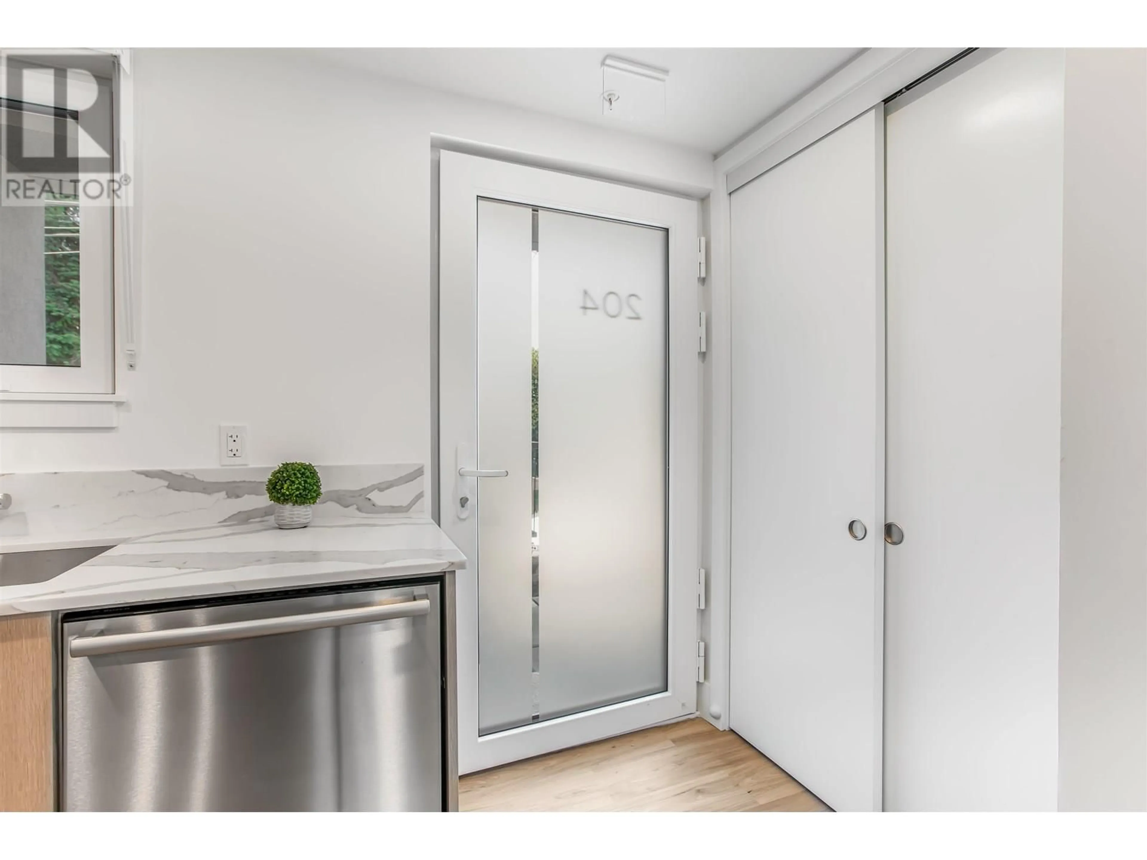 Indoor entryway for 204 - 2075 1ST AVENUE, Vancouver British Columbia V5N1B6